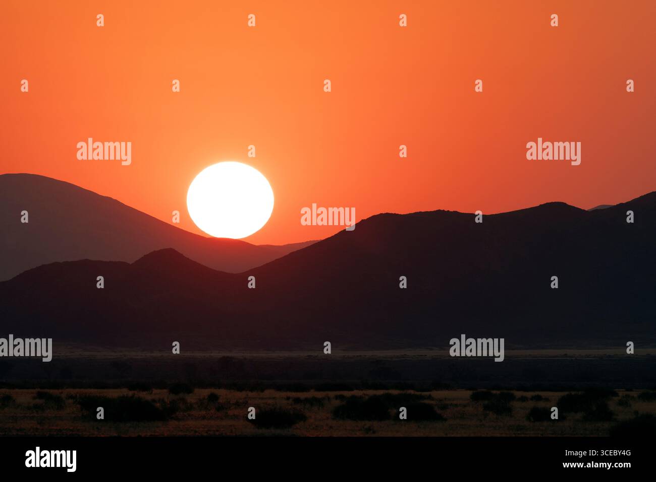 Coucher de soleil vibrant dans le parc national Namib-Naukluft, Namibie, Afrique Banque D'Images
