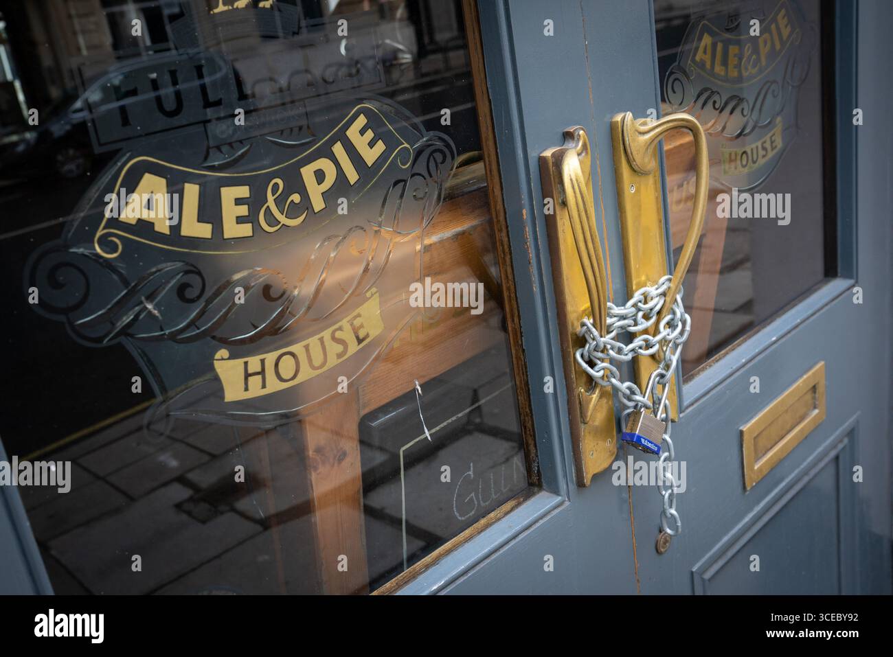 SOUS EMBARGO À 0001 LUNDI 18 AOÛT photo du dossier 28/1/2021 des chaînes sécurisent les portes du pub à Londres. Huit pubs par semaine ferment définitivement leurs portes à travers le Royaume-Uni au cours du premier semestre de l’année, alors que les coûts fiscaux et salariaux augmentent, selon de nouveaux chiffres. Les patrons de l'industrie ont déclaré que c'était « déchirant » et ont souligné la nécessité de mesures fiscales de soutien de la part du Trésor dans le budget d'automne. Date d'émission : lundi 18 août 2025. Banque D'Images