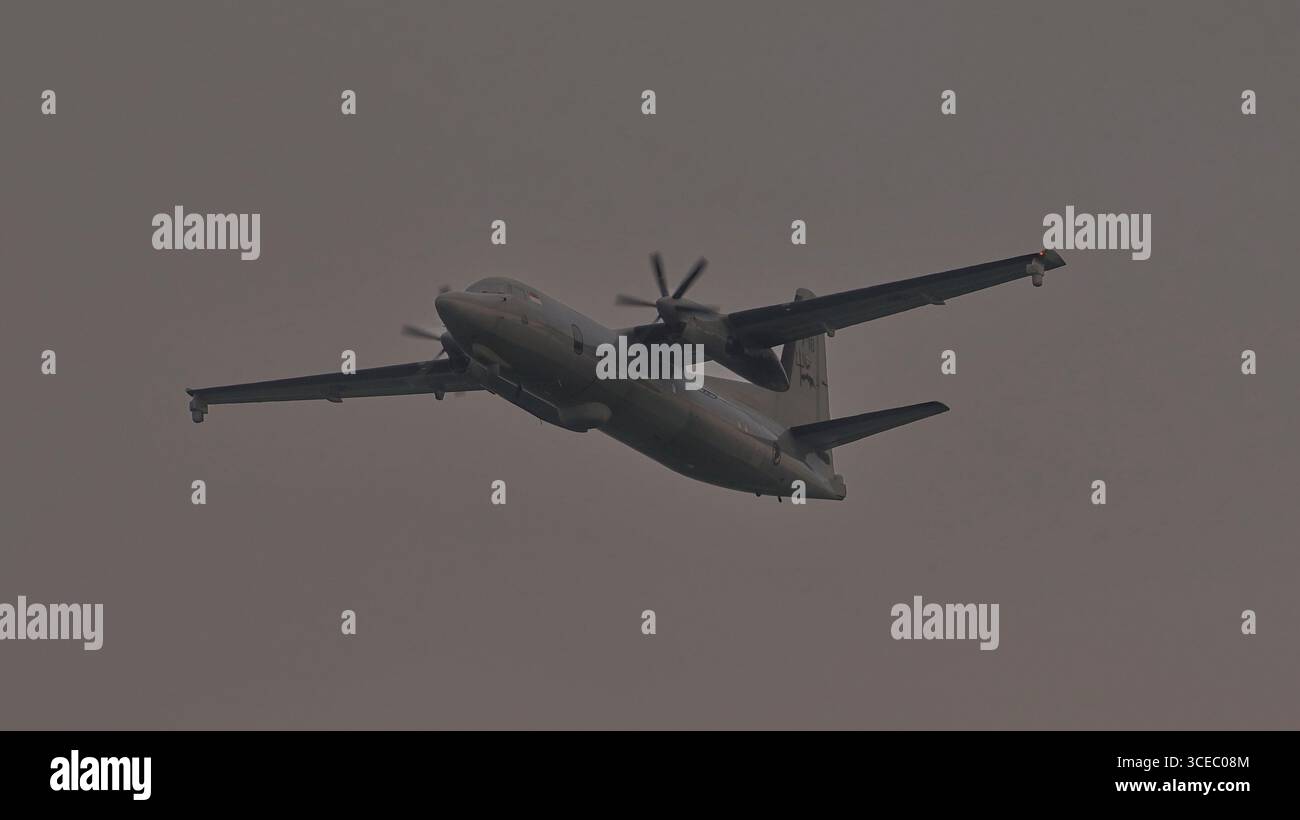 SINGAPOUR - 9 AOÛT 2025 : Republic of Singapore Air Force , série 718 Fokker 50 du 121 Squadron décollant pour une exposition aérienne du NDP. Banque D'Images