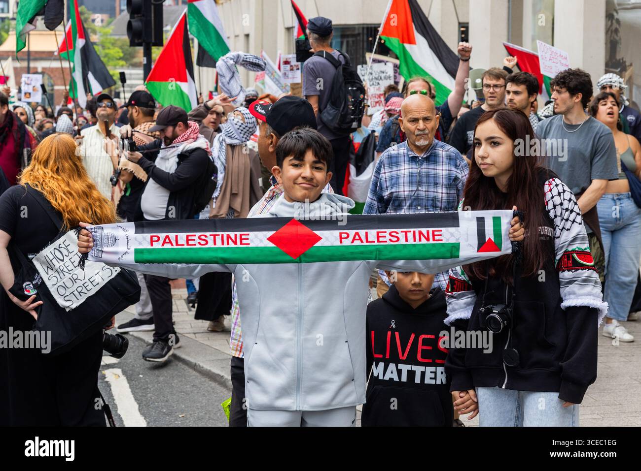 Leeds, Royaume-Uni. 16 AOÛT 2025. La personne tient le foulard de la Palestine alors qu'environ 600 personnes ont assisté à la 'marche du Nord pour la Palestine' dans le centre de Leeds. Avec une petite contre-manifestation pro-israélienne au point de départ sur la place Saint-Pierre, la marche principale a emprunté un itinéraire sinueux à travers le centre-ville, allumant des fusées éclairantes et arrêtant brièvement la circulation à l'extérieur de plusieurs endroits. Une arrestation a été faite pour un signe interdit. Crédit Milo Chandler/Alamy Live News Banque D'Images