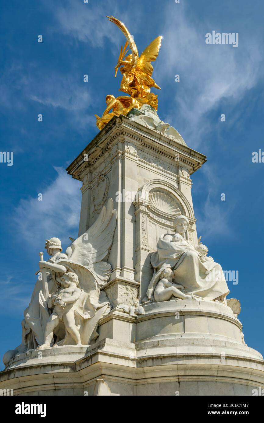 Londres, Angleterre - « Winged Victory », le Mémorial Victoria sur le Mall en face du palais de Buckingham. Banque D'Images