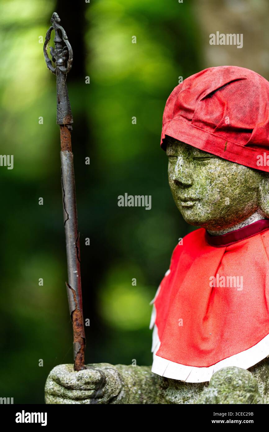 Une statue de pierre de Jizo Bosatsu debout à côté de la célèbre salle d'or Konjikido au temple Chusonji à Hiraizumi, préfecture d'Iwate, Japon. Connu pour ses Banque D'Images