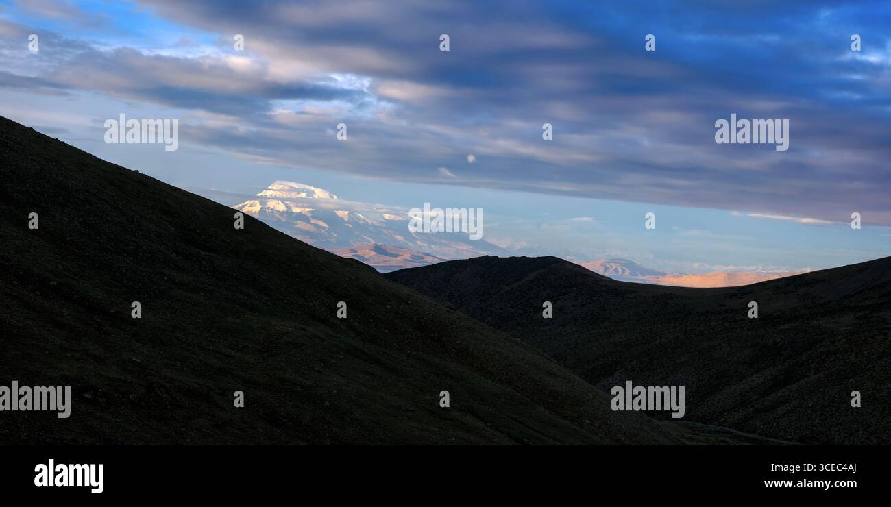 mont naimonanyi sous ciel bleu nuageux au tibet, chine Banque D'Images