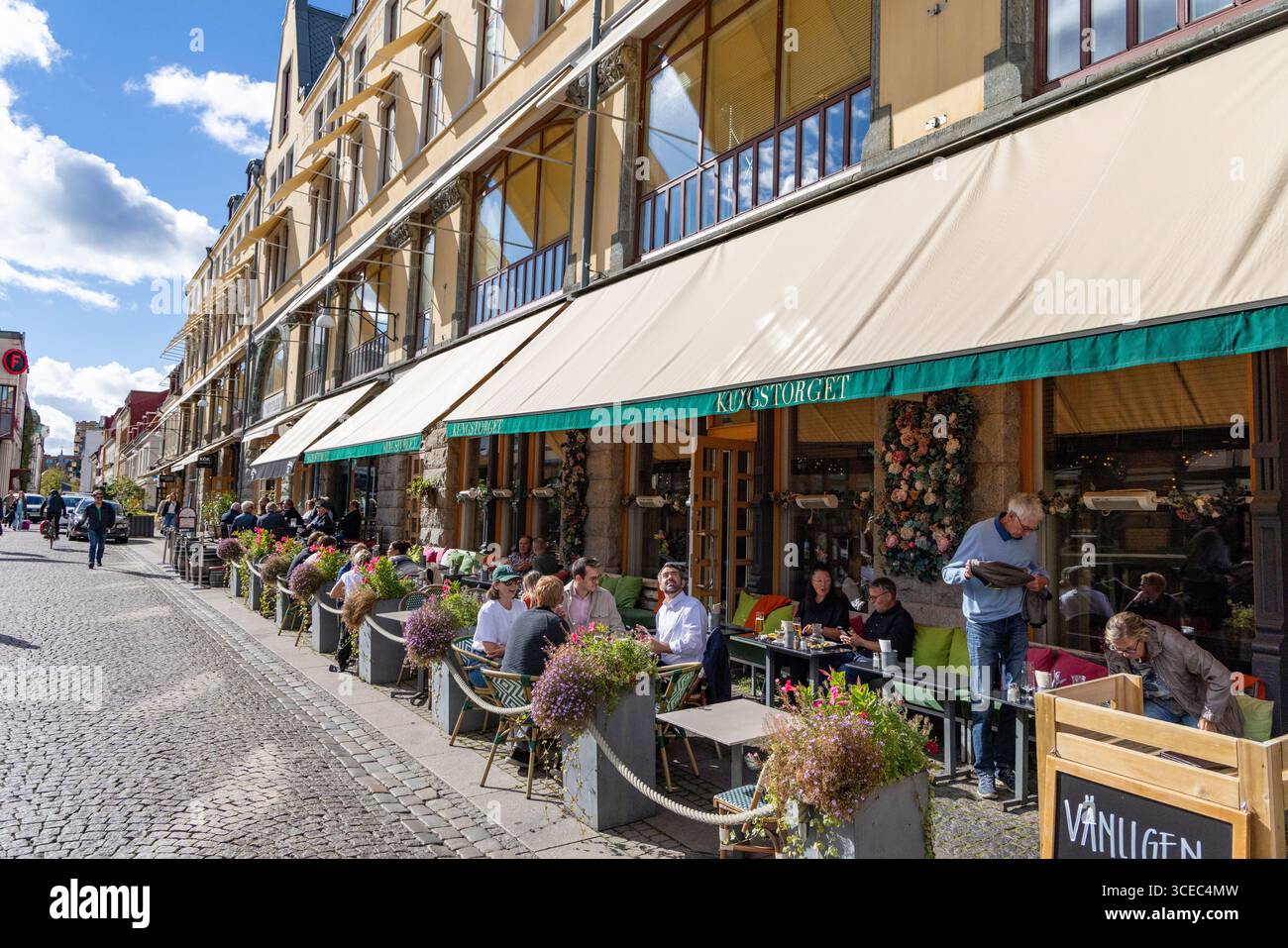 Gothenburg, Suède, Kungstorget restaurant et bar dans le centre-ville, avec des clients assis à l'extérieur appréciant la nourriture et les boissons Banque D'Images