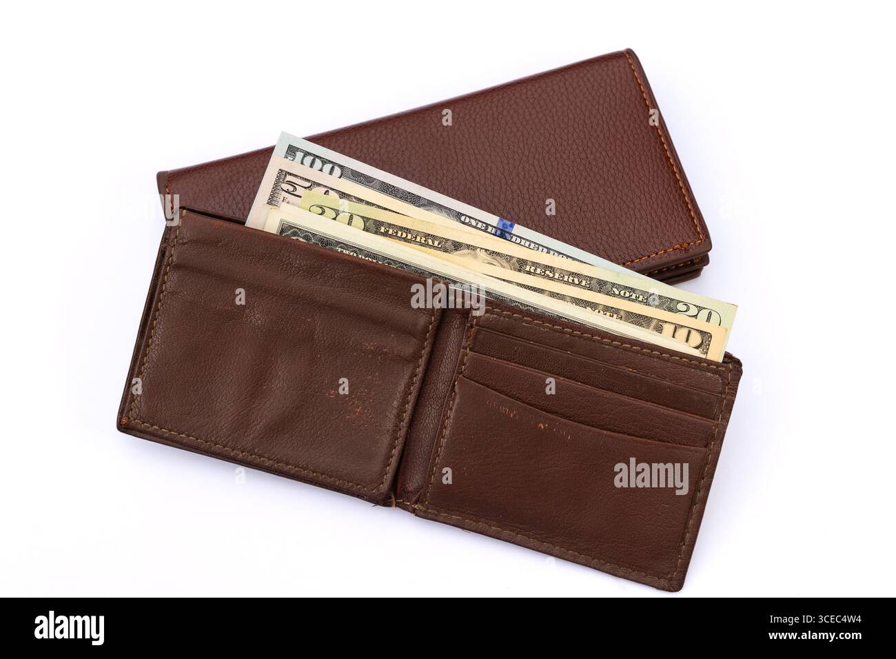 Portefeuille en cuir marron usé avec billets de dollar américain et compartiments de cartes sur fond blanc Banque D'Images
