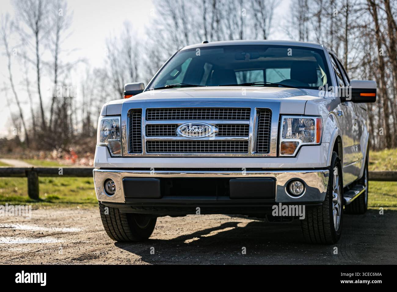 Vue avant du pare-chocs et des phares du véhicule tout-terrain 4X4. Camionnette Ford blanche américaine F 150. Véhicule lourd stationné à l'extérieur dans un parc. Big CA Banque D'Images Vue avant du pare-chocs et des phares du véhicule tout-terrain 4X4. Camionnette Ford blanche américaine F 150. Véhicule lourd stationné à l'extérieur dans un parc. Big CA Banque D'Images