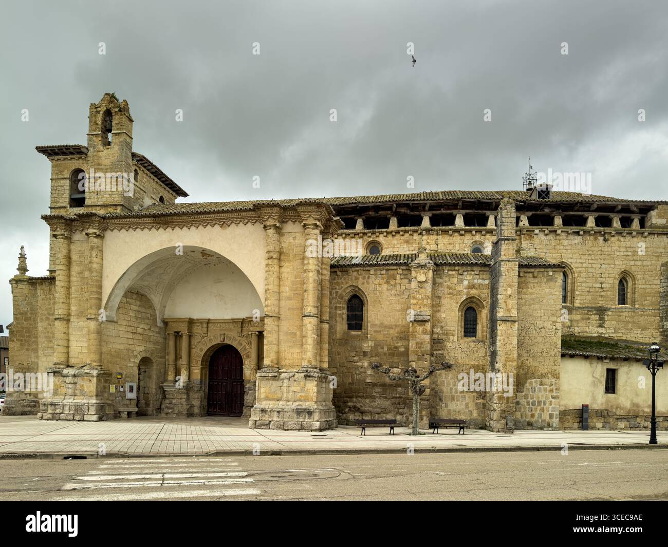 Église d'origine romane avec porche latéral, porte voûtée et clocher à Fromista, Palencia Banque D'Images