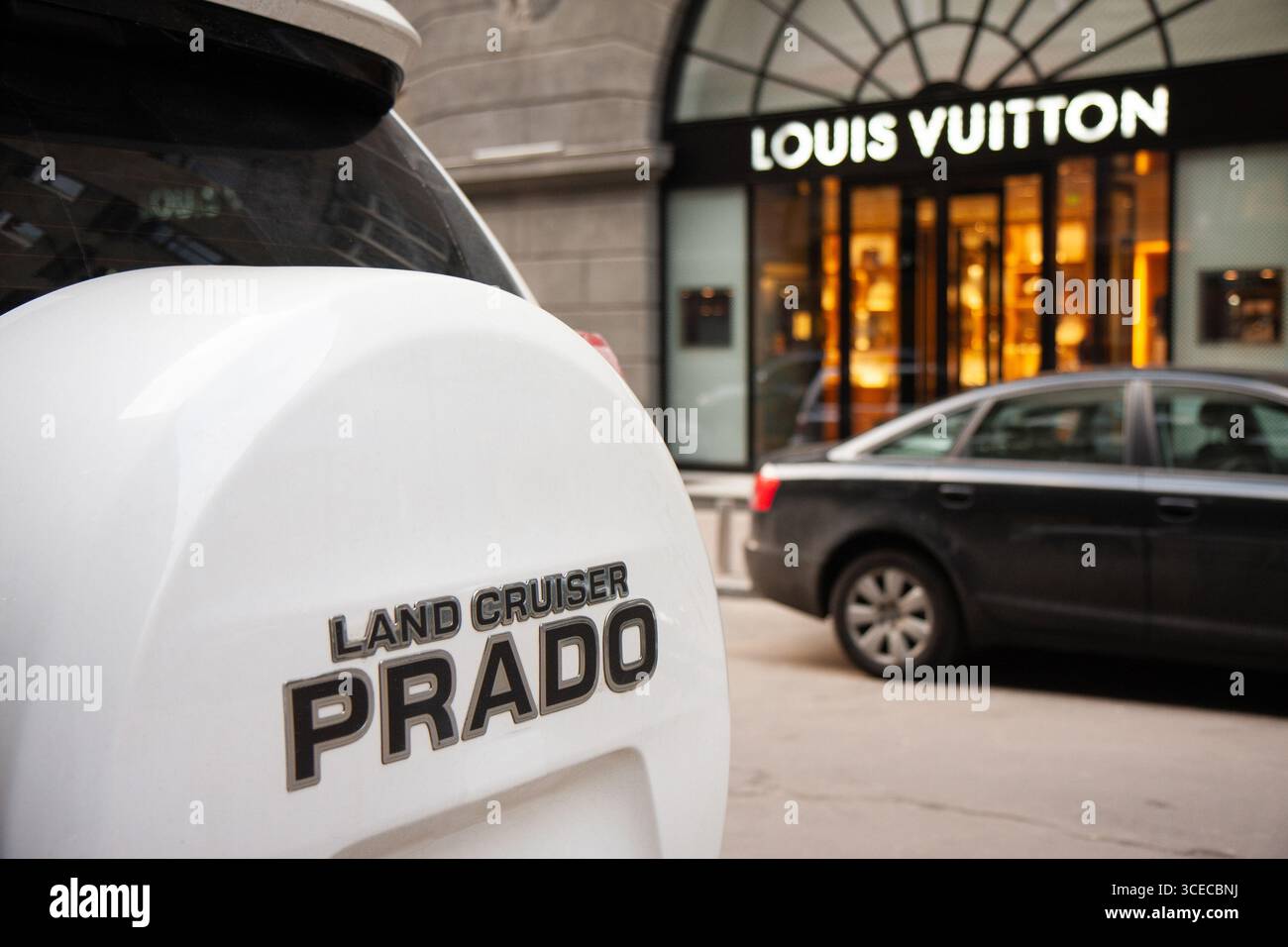 MILAN, ITALIE - 29 MARS 2011 : la vitrine de la boutique Louis Vuitton devant la voiture Toyota Land Cruiser Prado Banque D'Images