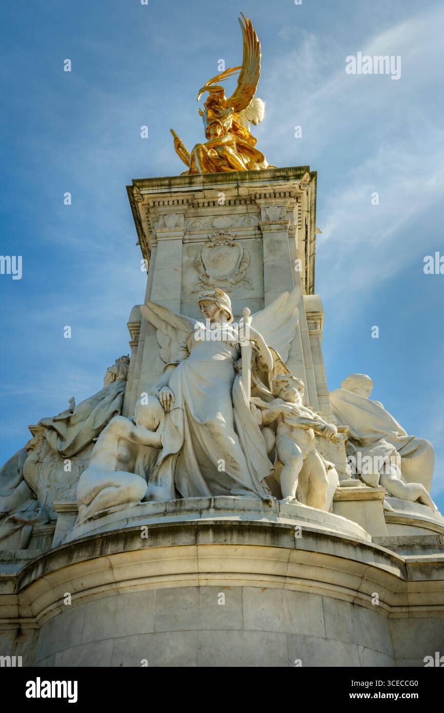 Londres, Angleterre - « Winged Victory », le Mémorial Victoria sur le Mall en face du palais de Buckingham. Banque D'Images