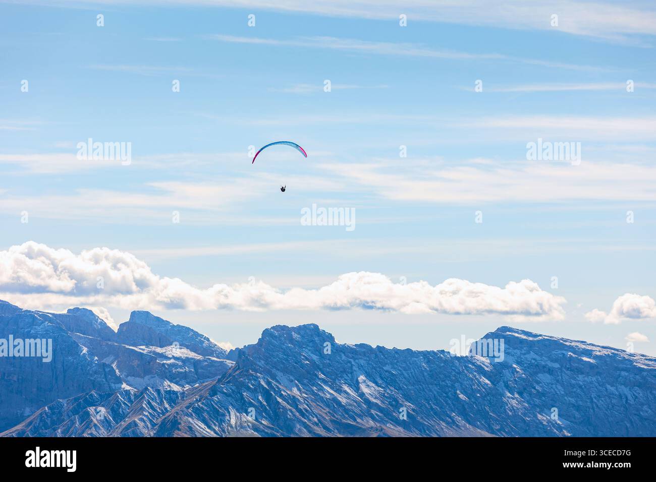 Parapente volante, parapente pour sports extrêmes. Paysage de montagne de Val Gardena, Tyrol du Sud, Dolomites, Italie Banque D'Images