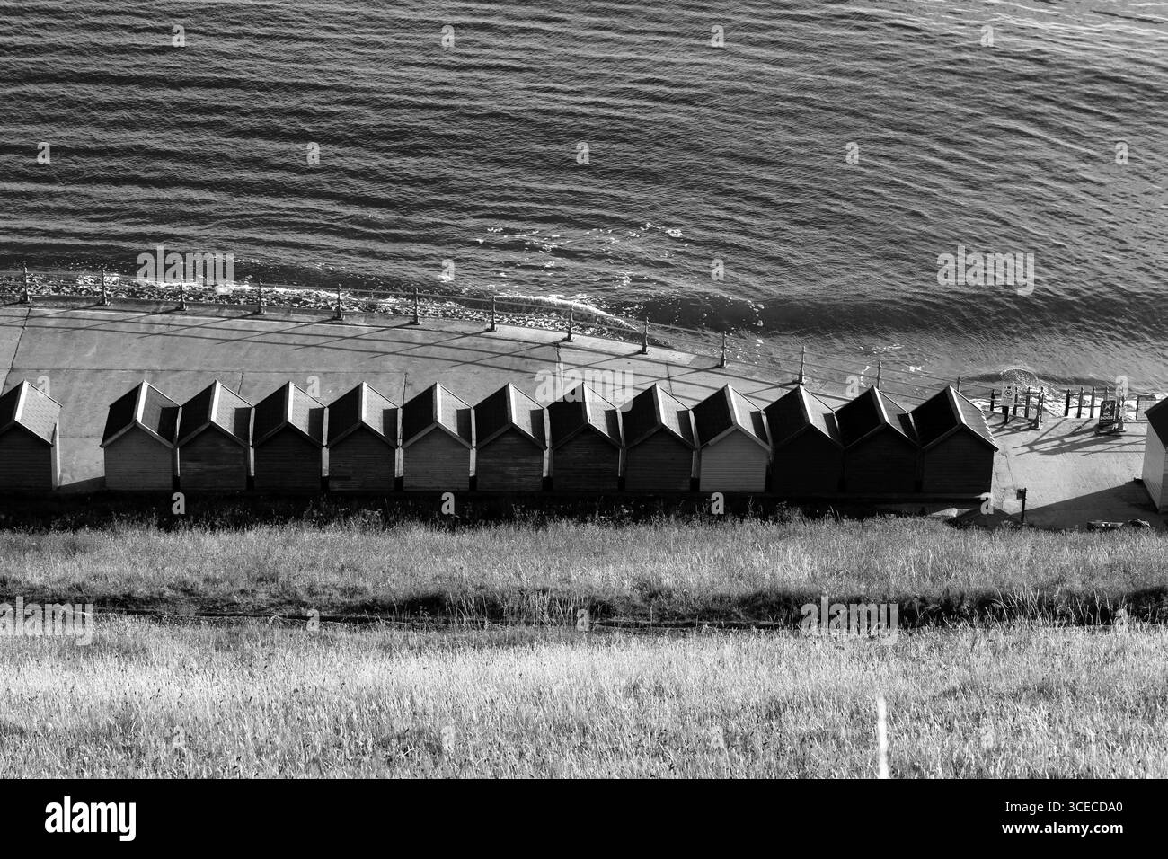 Vue aérienne de cabanes de plage multicolores sur la promenade de Sandsend Beach, Whitby, North Yorkshire, Angleterre Banque D'Images
