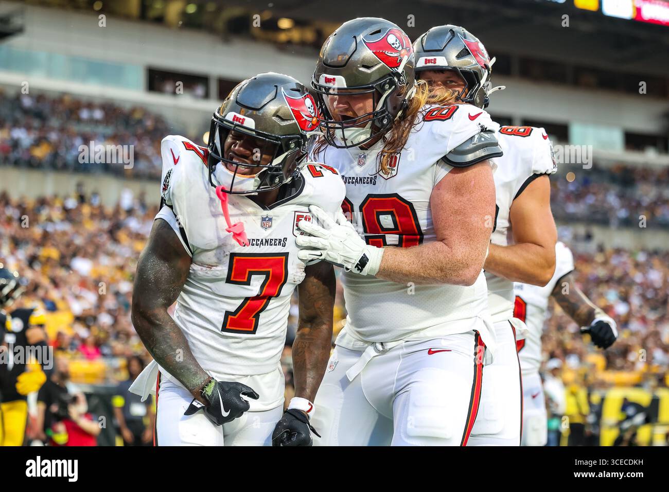 Pittsburgh, Pennsylvanie, États-Unis. 16 août 2025. BUCKY IRVING (7) fait la fête après une réception de touchdown lors du match de football NFL entre les Steelers de Pittsburgh et les Buccaneers de Tampa Bay à Pittsburgh, en Pennsylvanie. (Crédit image : © Brent Gudenschwager/ZUMA Press Wire) USAGE ÉDITORIAL SEULEMENT ! Non destiné à UN USAGE commercial ! Crédit : ZUMA Press, Inc/Alamy Live News Banque D'Images