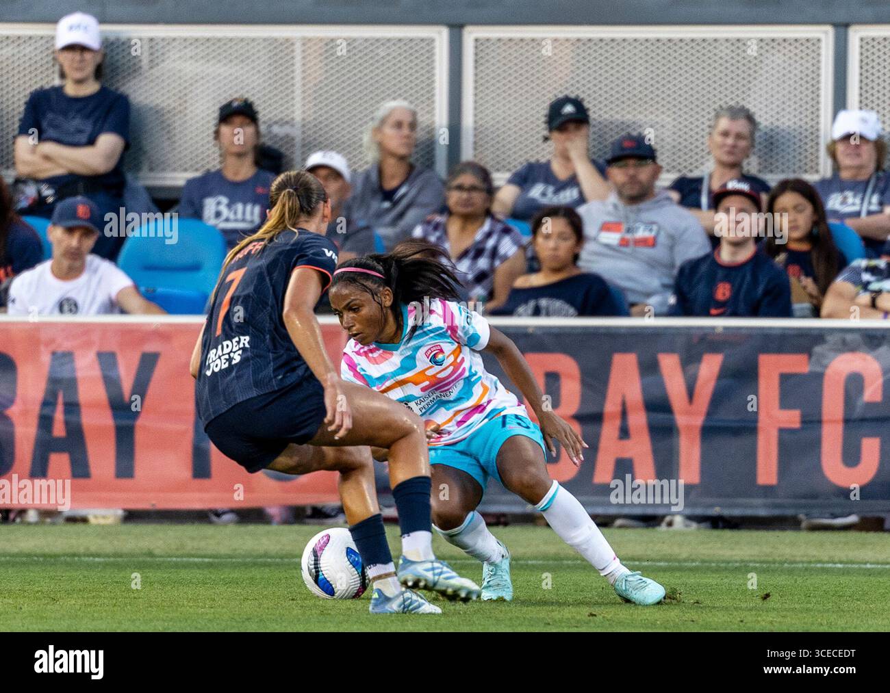 16 août 2025 San Jose, CA États-Unis le défenseur du San Diego Wave FC Perle Morroni (75) contrôle le ballon sur le terrain pendant le match NWSL entre le San Diego Wave FC et le Bay FC. San Diego Wave FC Beat Bay FC 2-1 au Pay Pal Park San Jose Calif. Thurman James/CSM crédit : Cal Sport Media/Alamy Live News Banque D'Images