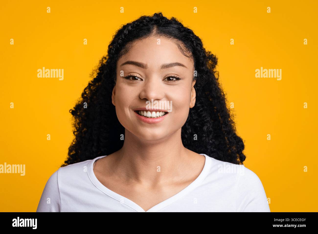 Femme heureuse. Gros plan Portrait de positive jeune belle noire femelle Banque D'Images