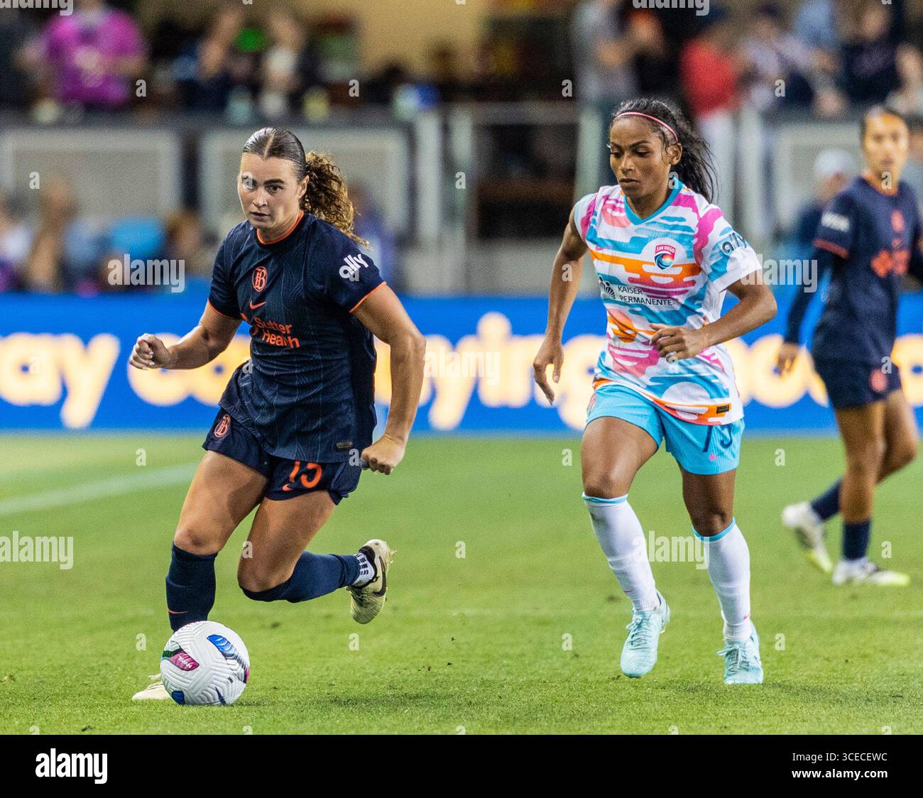16 août 2025 San Jose, CA États-Unis milieu de terrain du Bay FC Caroline Conti (15) protège le défenseur du San Diego Wave FC Perle Morroni (75) pendant le match NWSL entre le San Diego Wave FC et le Bay FC. San Diego Wave FC Beat Bay FC 2-1 au Pay Pal Park San Jose Calif. Thurman James/CSM crédit : Cal Sport Media/Alamy Live News Banque D'Images