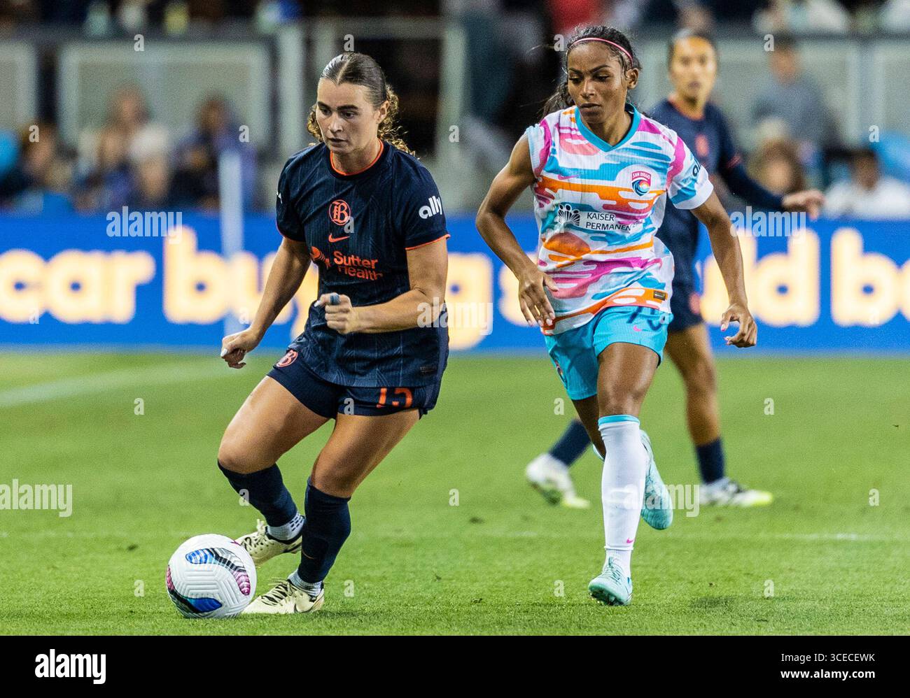 16 août 2025 San Jose, CA États-Unis milieu de terrain du Bay FC Caroline Conti (15) protège le défenseur du San Diego Wave FC Perle Morroni (75) pendant le match NWSL entre le San Diego Wave FC et le Bay FC. San Diego Wave FC Beat Bay FC 2-1 au Pay Pal Park San Jose Calif. Thurman James/CSM crédit : Cal Sport Media/Alamy Live News Banque D'Images