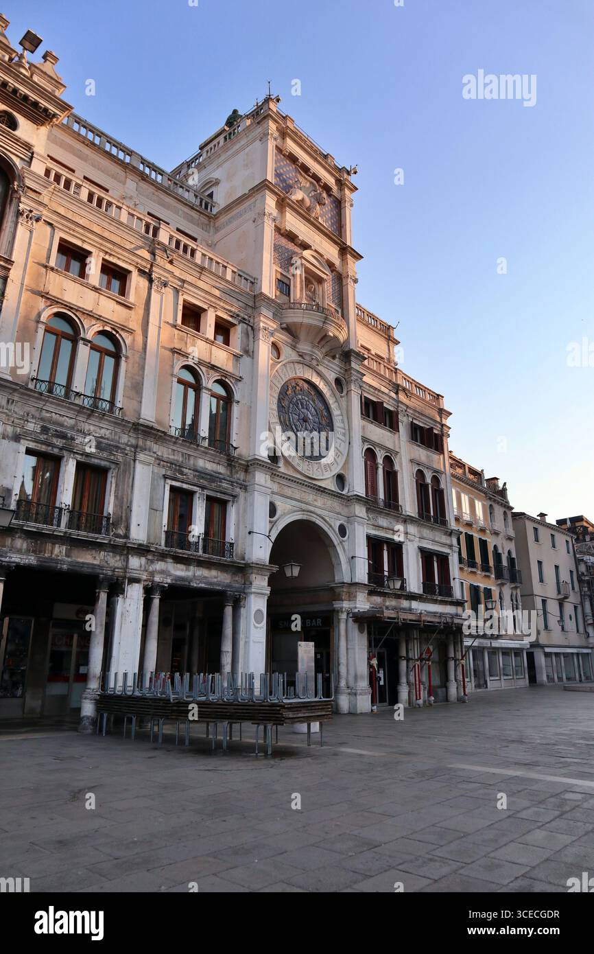 Vue matinale de la tour de l'horloge St Marc à Venise, Italie Banque D'Images