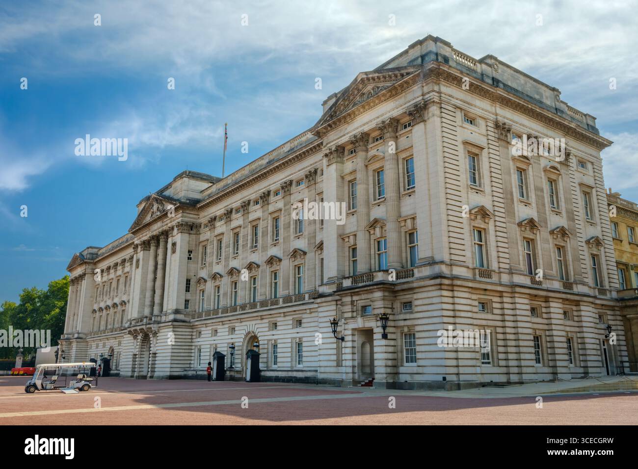 Londres, Angleterre - par une chaude journée d'été, deux gardiens regardent devant Buckingham Palace dans le centre de Londres. Banque D'Images