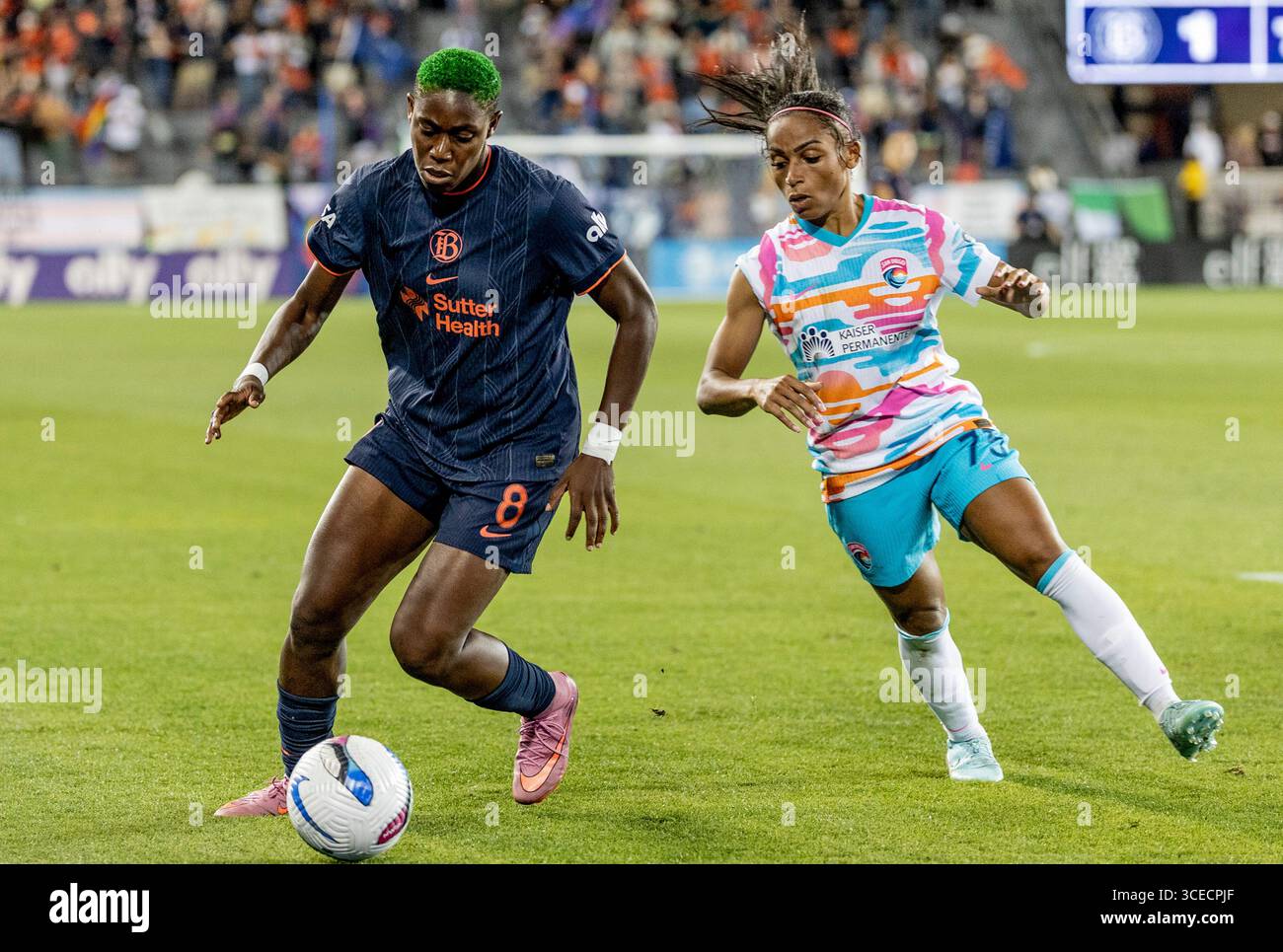 16 août 2025 San Jose, CA États-Unis L'attaquant du Bay FC Asisat Oshoala (8) chasse le ballon loin du défenseur du San Diego Wave FC Perle Morroni (75) lors du match NWSL entre le San Diego Wave FC et le Bay FC. San Diego Wave FC Beat Bay FC 2-1 au Pay Pal Park San Jose Calif. Thurman James/CSM Banque D'Images