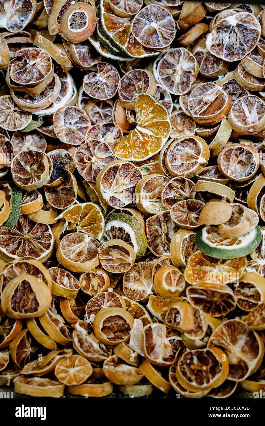 Une collection de tranches d'agrumes séchées avec des citrons et des citrons verts. Idéal pour la décoration naturelle, pot-pourri, ou ajouter une saveur unique aux boissons et Cu Banque D'Images