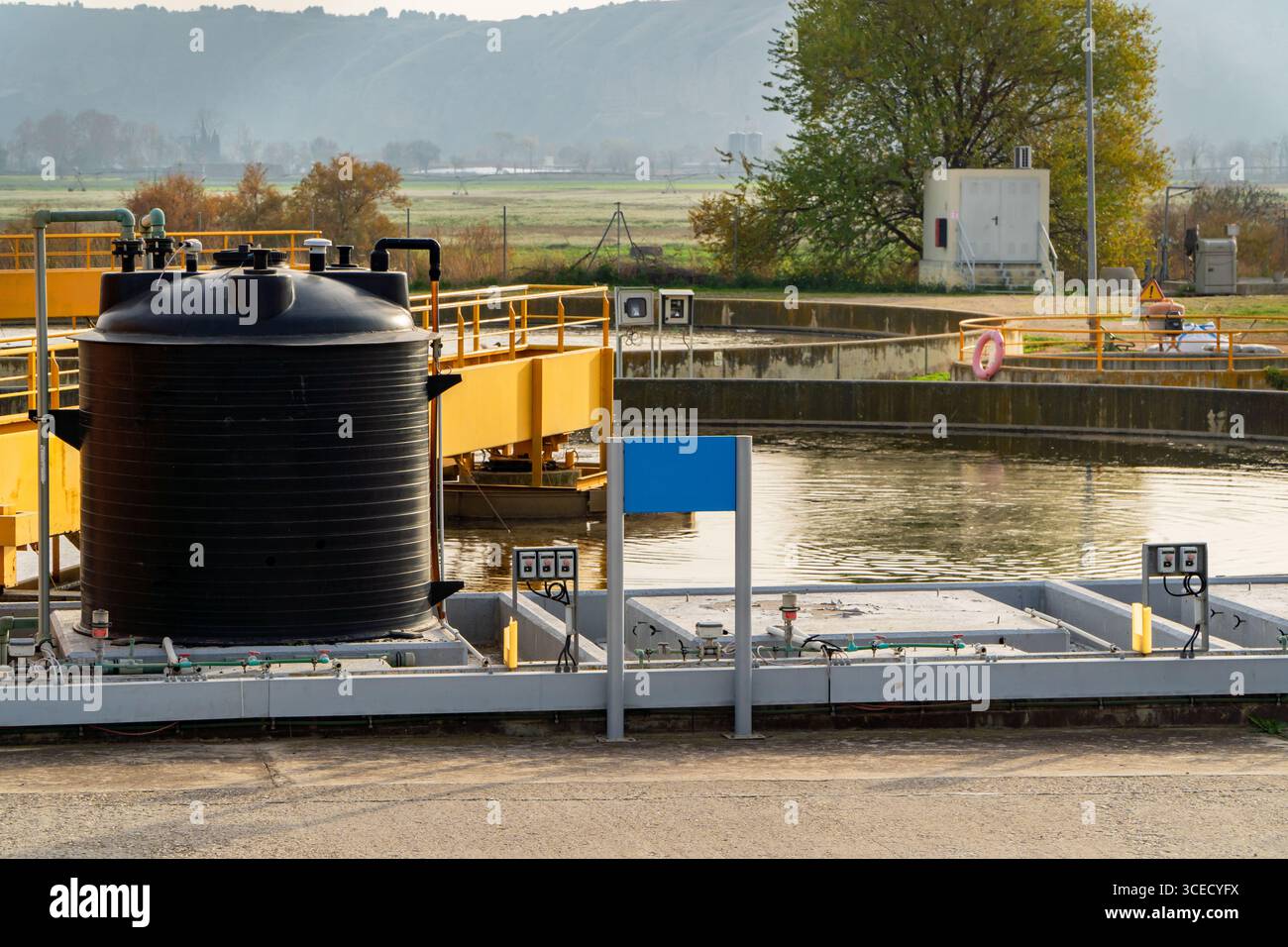 Station d’épuration des eaux usées industrielles à Velilla de San Antonio, Madrid, dotée d’infrastructures modernes pour le traitement des eaux usées et les efforts de recyclage, Banque D'Images