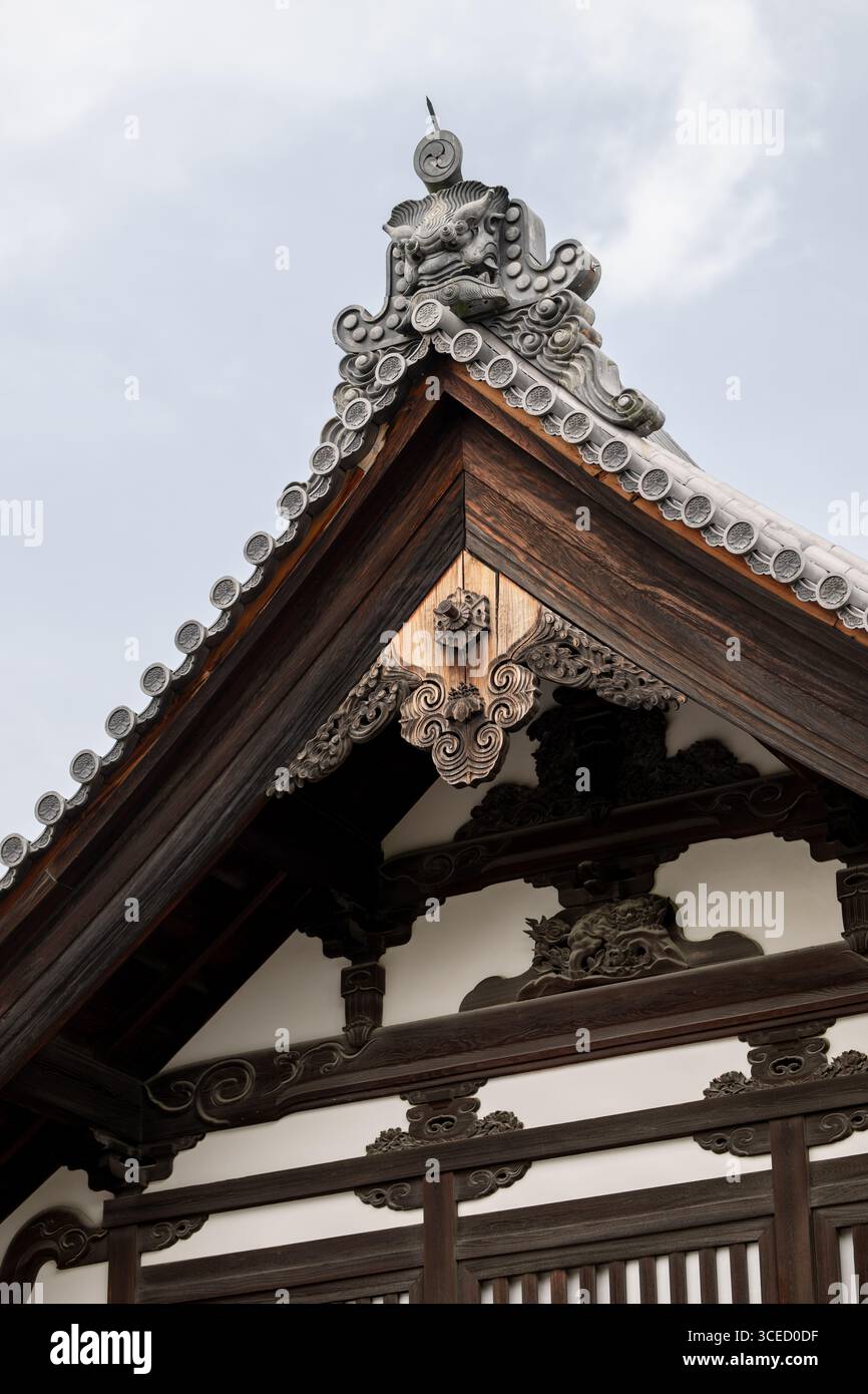 Gros plan de sculptures en bois complexes et de la conception traditionnelle du toit au temple Kinkaku-ji à Kyoto, au Japon, mettant en évidence le savoir-faire exquis et la R Banque D'Images