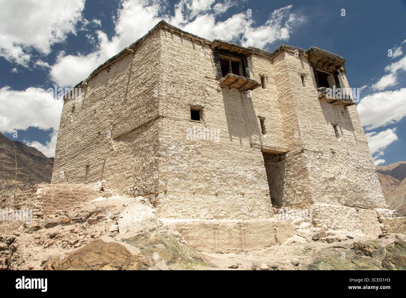 Majestueux Charasa Palace se dresse dans la vallée de Nubra, en Inde, présentant une architecture traditionnelle au milieu d'un terrain montagneux accidenté sous un bleu vif Banque D'Images