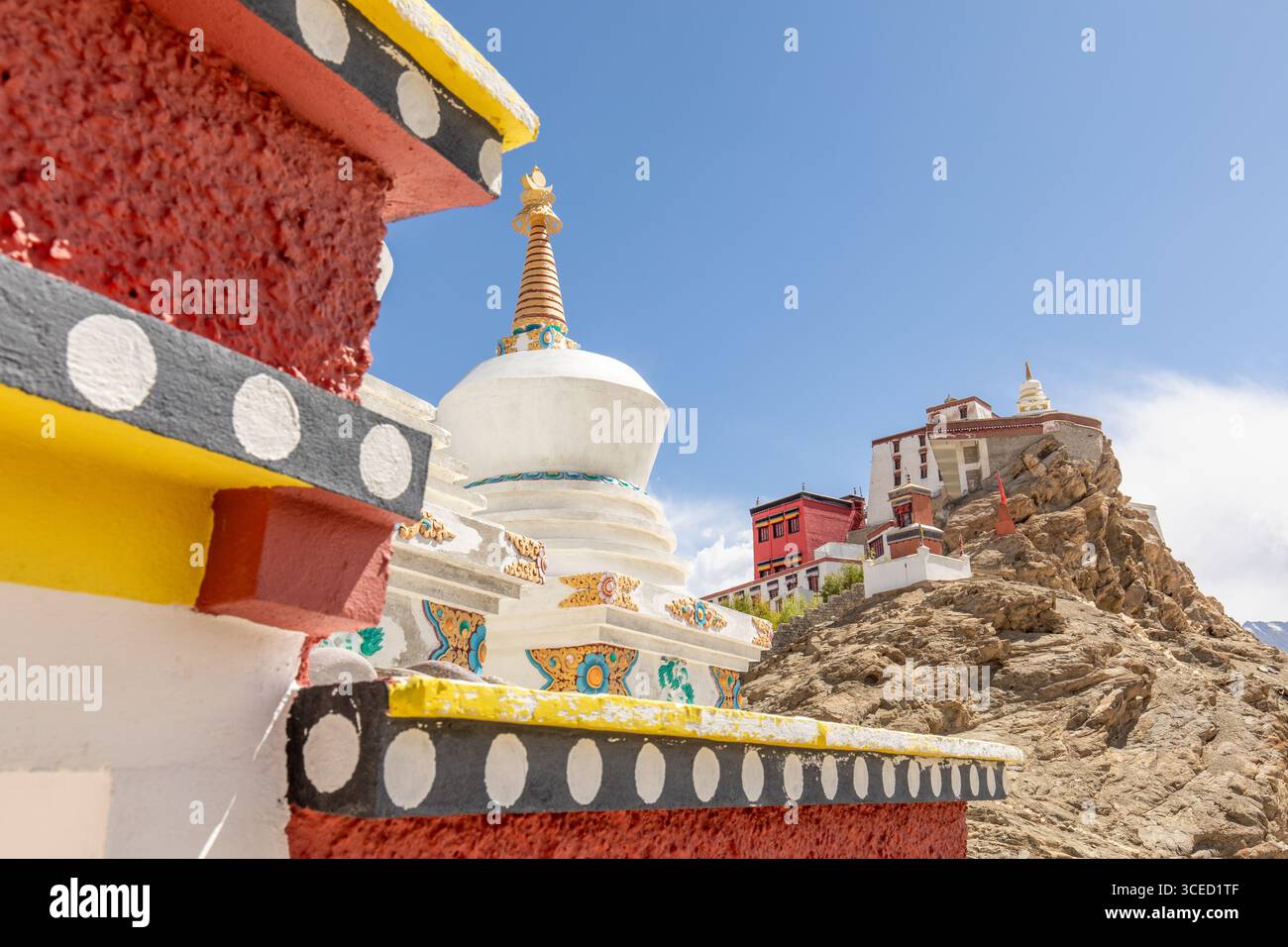 Le monastère Thiksey au Ladakh, en Inde, est mis en valeur avec ses couleurs éclatantes et ses designs complexes. Les teintes vives mettent en valeur le Cu de la région Banque D'Images