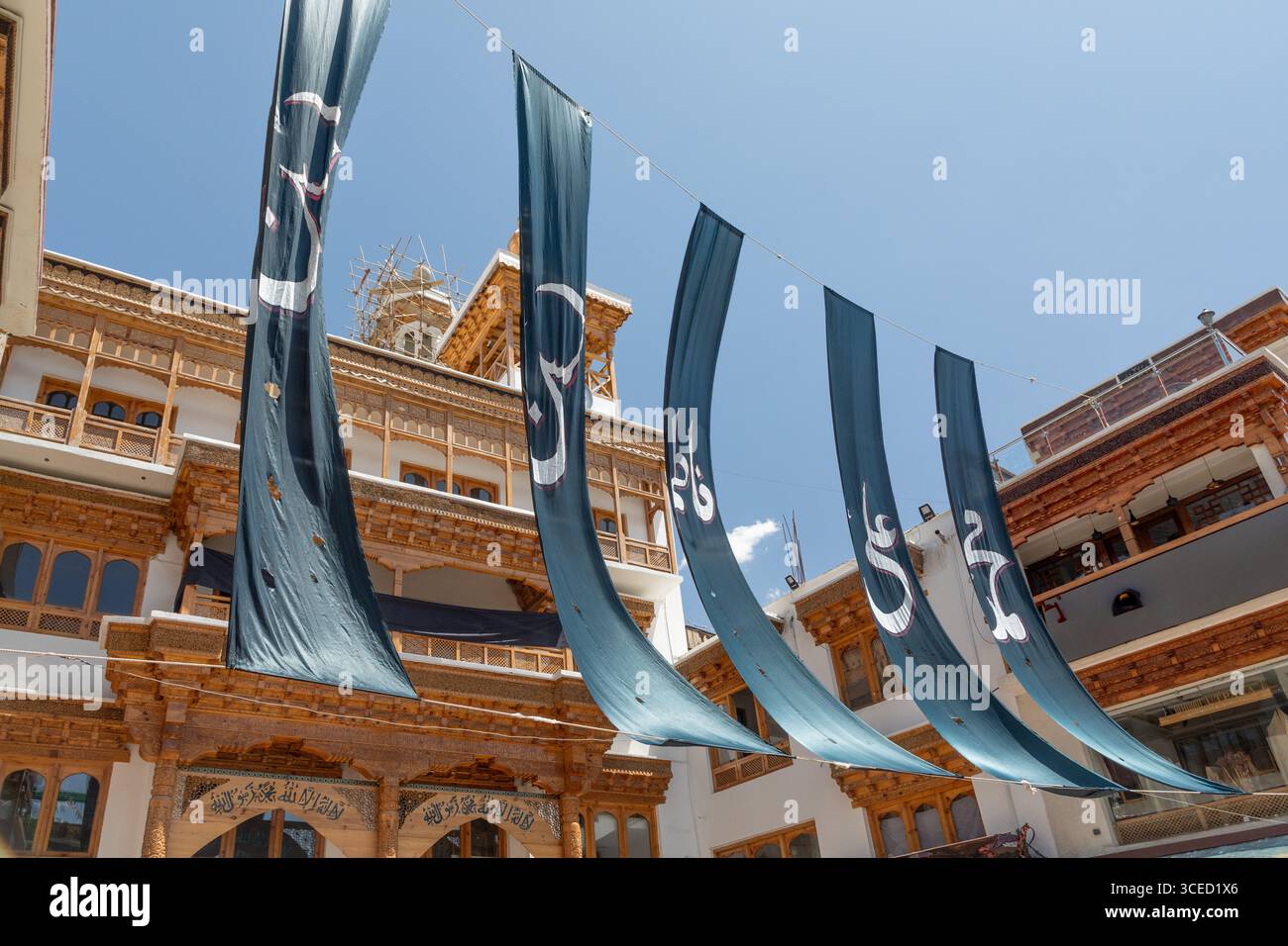 La Jamia Masjid Leh est haute, ornée de superbes bannières turquoises qui balancent gracieusement. Cette majestueuse mosquée illustre le riche patrimoine et Banque D'Images