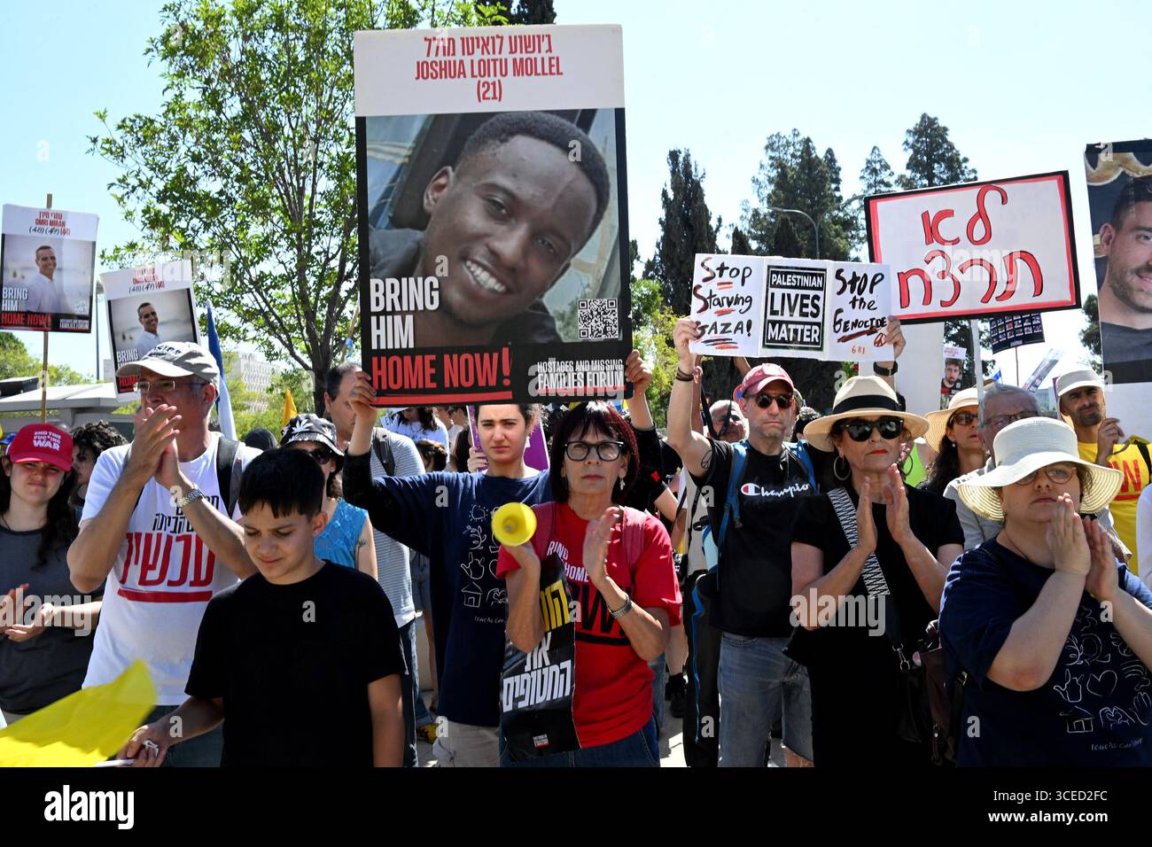 Jérusalem, Cisjordanie. 17 août 2025. Les familles et les partisans des Israéliens retenus en otage par le Hamas à Gaza depuis l’attaque du 7 octobre 2023, prennent part à une grève nationale de protestation réclamant la fin de la guerre et un accord pour libérer les 50 otages, à Jérusalem, le dimanche 17 août 2025. Des dizaines de milliers de personnes ont bloqué les routes principales dans tout Israël exigeant que le premier ministre Benjamin Netanyahou écoute la volonté du peuple et mette fin à la guerre Hamas-Israël. Photo de Debbie Hill/ crédit : UPI/Alamy Live News Banque D'Images Jérusalem, Cisjordanie. 17 août 2025. Les familles et les partisans des Israéliens retenus en otage par le Hamas à Gaza depuis l’attaque du 7 octobre 2023, prennent part à une grève nationale de protestation réclamant la fin de la guerre et un accord pour libérer les 50 otages, à Jérusalem, le dimanche 17 août 2025. Des dizaines de milliers de personnes ont bloqué les routes principales dans tout Israël exigeant que le premier ministre Benjamin Netanyahou écoute la volonté du peuple et mette fin à la guerre Hamas-Israël. Photo de Debbie Hill/ crédit : UPI/Alamy Live News Banque D'Images
