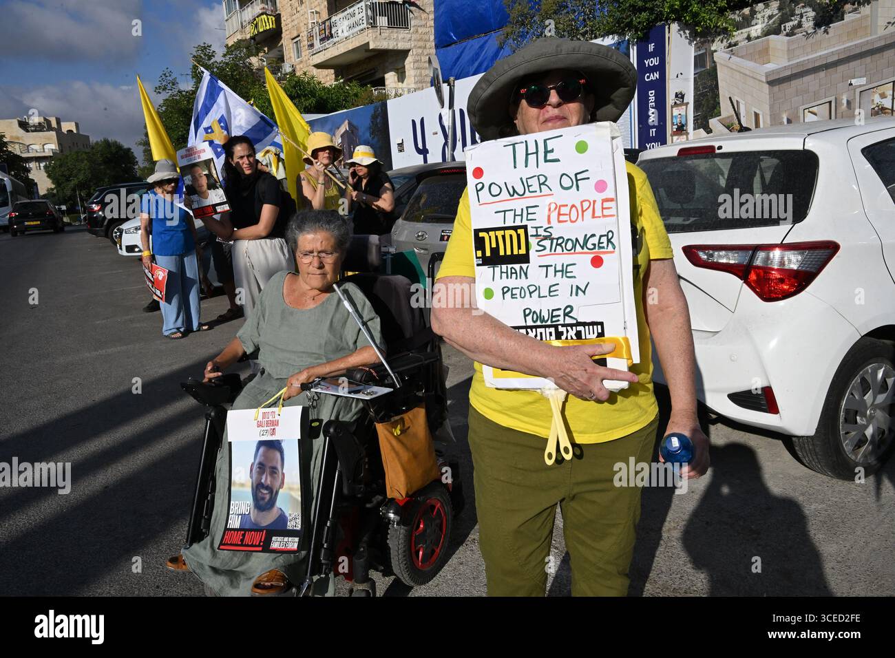 Jérusalem, Cisjordanie. 17 août 2025. Les familles et les partisans des Israéliens retenus en otage par le Hamas à Gaza depuis l’attaque du 7 octobre 2023, prennent part à une grève nationale de protestation réclamant la fin de la guerre et un accord pour libérer les 50 otages, à Jérusalem, le dimanche 17 août 2025. Des dizaines de milliers de personnes ont bloqué les routes principales dans tout Israël exigeant que le premier ministre Benjamin Netanyahou écoute la volonté du peuple et mette fin à la guerre Hamas-Israël. Photo de Debbie Hill/ crédit : UPI/Alamy Live News Banque D'Images Jérusalem, Cisjordanie. 17 août 2025. Les familles et les partisans des Israéliens retenus en otage par le Hamas à Gaza depuis l’attaque du 7 octobre 2023, prennent part à une grève nationale de protestation réclamant la fin de la guerre et un accord pour libérer les 50 otages, à Jérusalem, le dimanche 17 août 2025. Des dizaines de milliers de personnes ont bloqué les routes principales dans tout Israël exigeant que le premier ministre Benjamin Netanyahou écoute la volonté du peuple et mette fin à la guerre Hamas-Israël. Photo de Debbie Hill/ crédit : UPI/Alamy Live News Banque D'Images