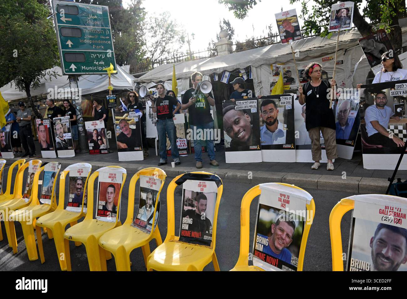 Jérusalem, Cisjordanie. 17 août 2025. Les familles et les partisans des Israéliens retenus en otage par le Hamas à Gaza depuis l’attaque du 7 octobre 2023, prennent part à une grève nationale de protestation réclamant la fin de la guerre et un accord pour libérer les 50 otages, à Jérusalem, le dimanche 17 août 2025. Des dizaines de milliers de personnes ont bloqué les routes principales dans tout Israël exigeant que le premier ministre Benjamin Netanyahou écoute la volonté du peuple et mette fin à la guerre Hamas-Israël. Photo de Debbie Hill/ crédit : UPI/Alamy Live News Banque D'Images Jérusalem, Cisjordanie. 17 août 2025. Les familles et les partisans des Israéliens retenus en otage par le Hamas à Gaza depuis l’attaque du 7 octobre 2023, prennent part à une grève nationale de protestation réclamant la fin de la guerre et un accord pour libérer les 50 otages, à Jérusalem, le dimanche 17 août 2025. Des dizaines de milliers de personnes ont bloqué les routes principales dans tout Israël exigeant que le premier ministre Benjamin Netanyahou écoute la volonté du peuple et mette fin à la guerre Hamas-Israël. Photo de Debbie Hill/ crédit : UPI/Alamy Live News Banque D'Images