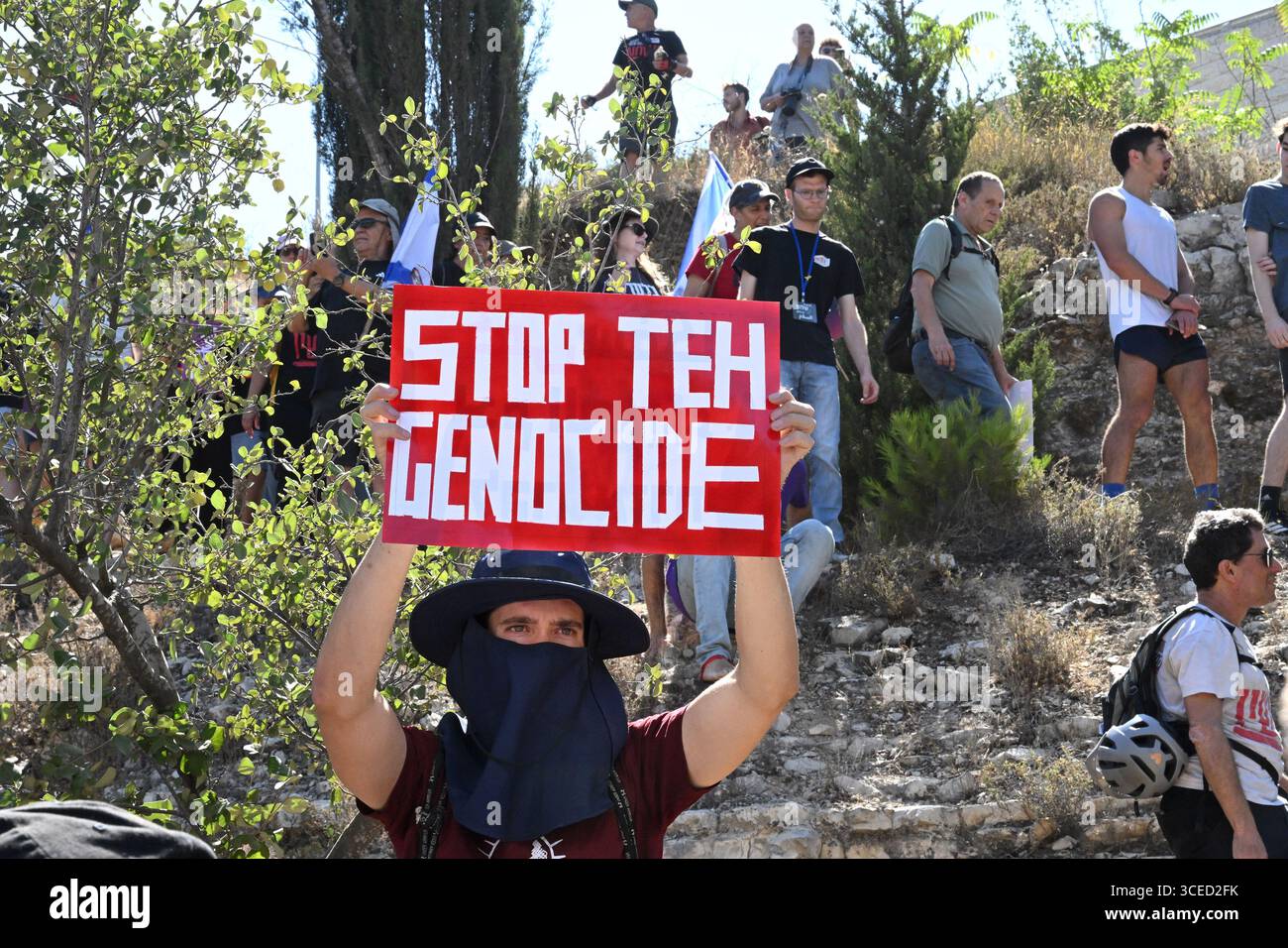 Jérusalem, Cisjordanie. 17 août 2025. Les familles et les partisans des Israéliens retenus en otage par le Hamas à Gaza depuis l’attaque du 7 octobre 2023, prennent part à une grève nationale de protestation réclamant la fin de la guerre et un accord pour libérer les 50 otages, à Jérusalem, le dimanche 17 août 2025. Des dizaines de milliers de personnes ont bloqué les routes principales dans tout Israël exigeant que le premier ministre Benjamin Netanyahou écoute la volonté du peuple et mette fin à la guerre Hamas-Israël. Photo de Debbie Hill/ crédit : UPI/Alamy Live News Banque D'Images Jérusalem, Cisjordanie. 17 août 2025. Les familles et les partisans des Israéliens retenus en otage par le Hamas à Gaza depuis l’attaque du 7 octobre 2023, prennent part à une grève nationale de protestation réclamant la fin de la guerre et un accord pour libérer les 50 otages, à Jérusalem, le dimanche 17 août 2025. Des dizaines de milliers de personnes ont bloqué les routes principales dans tout Israël exigeant que le premier ministre Benjamin Netanyahou écoute la volonté du peuple et mette fin à la guerre Hamas-Israël. Photo de Debbie Hill/ crédit : UPI/Alamy Live News Banque D'Images