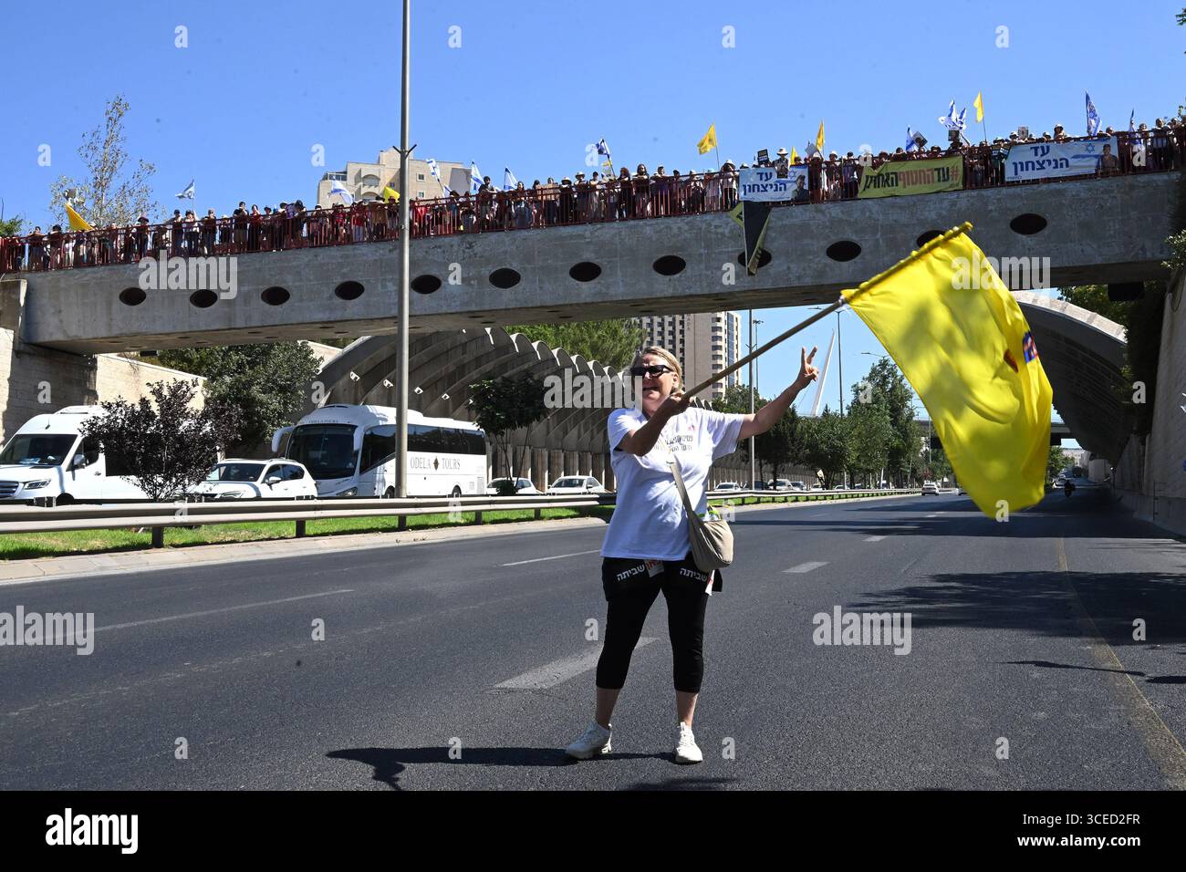 Jérusalem, Cisjordanie. 17 août 2025. Une femme agite un drapeau jaune dans une manifestation des familles et des partisans des Israéliens pris en otage par le Hamas à Gaza depuis l’attaque du 7 octobre 2023, lors d’une grève de manifestation nationale exigeant la fin de la guerre et un accord pour libérer les 50 otages, à Jérusalem, le dimanche 17 août 2025. Des dizaines de milliers de personnes ont bloqué les routes principales dans tout Israël exigeant que le premier ministre Benjamin Netanyahou écoute la volonté du peuple et mette fin à la guerre Hamas-Israël. Photo de Debbie Hill/ crédit : UPI/Alamy Live News Banque D'Images Jérusalem, Cisjordanie. 17 août 2025. Une femme agite un drapeau jaune dans une manifestation des familles et des partisans des Israéliens pris en otage par le Hamas à Gaza depuis l’attaque du 7 octobre 2023, lors d’une grève de manifestation nationale exigeant la fin de la guerre et un accord pour libérer les 50 otages, à Jérusalem, le dimanche 17 août 2025. Des dizaines de milliers de personnes ont bloqué les routes principales dans tout Israël exigeant que le premier ministre Benjamin Netanyahou écoute la volonté du peuple et mette fin à la guerre Hamas-Israël. Photo de Debbie Hill/ crédit : UPI/Alamy Live News Banque D'Images