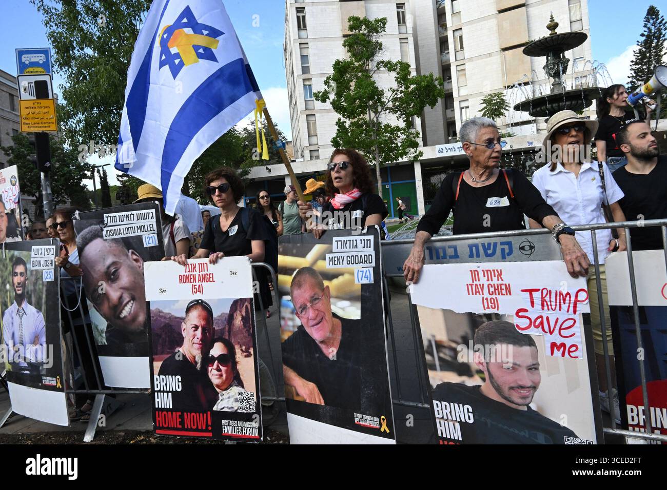 Jérusalem, Cisjordanie. 17 août 2025. Les familles et les partisans des Israéliens retenus en otage par le Hamas à Gaza depuis l’attaque du 7 octobre 2023, prennent part à une grève nationale de protestation réclamant la fin de la guerre et un accord pour libérer les 50 otages, à Jérusalem, le dimanche 17 août 2025. Des dizaines de milliers de personnes ont bloqué les routes principales dans tout Israël exigeant que le premier ministre Benjamin Netanyahou écoute la volonté du peuple et mette fin à la guerre Hamas-Israël. Photo de Debbie Hill/ crédit : UPI/Alamy Live News Banque D'Images Jérusalem, Cisjordanie. 17 août 2025. Les familles et les partisans des Israéliens retenus en otage par le Hamas à Gaza depuis l’attaque du 7 octobre 2023, prennent part à une grève nationale de protestation réclamant la fin de la guerre et un accord pour libérer les 50 otages, à Jérusalem, le dimanche 17 août 2025. Des dizaines de milliers de personnes ont bloqué les routes principales dans tout Israël exigeant que le premier ministre Benjamin Netanyahou écoute la volonté du peuple et mette fin à la guerre Hamas-Israël. Photo de Debbie Hill/ crédit : UPI/Alamy Live News Banque D'Images