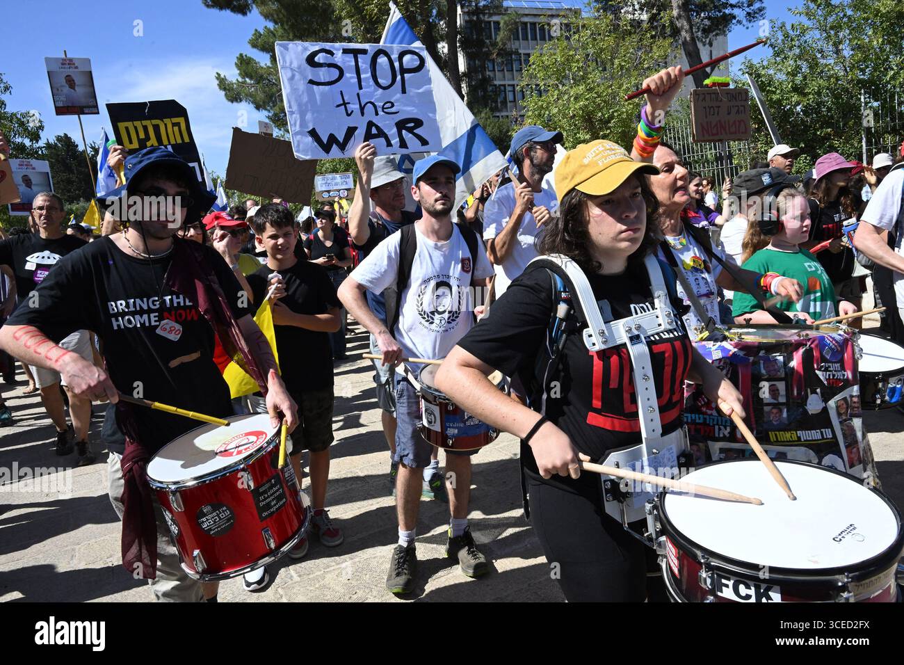 Jérusalem, Cisjordanie. 17 août 2025. Les batteurs rejoignent les familles et les partisans des Israéliens pris en otage par le Hamas à Gaza depuis l’attaque du 7 octobre 2023, lors d’une grève nationale de protestation réclamant la fin de la guerre et un accord pour libérer les 50 otages, à Jérusalem, le dimanche 17 août 2025. Des dizaines de milliers de personnes ont bloqué les routes principales dans tout Israël exigeant que le premier ministre Benjamin Netanyahou écoute la volonté du peuple et mette fin à la guerre Hamas-Israël. Photo de Debbie Hill/ crédit : UPI/Alamy Live News Banque D'Images Jérusalem, Cisjordanie. 17 août 2025. Les batteurs rejoignent les familles et les partisans des Israéliens pris en otage par le Hamas à Gaza depuis l’attaque du 7 octobre 2023, lors d’une grève nationale de protestation réclamant la fin de la guerre et un accord pour libérer les 50 otages, à Jérusalem, le dimanche 17 août 2025. Des dizaines de milliers de personnes ont bloqué les routes principales dans tout Israël exigeant que le premier ministre Benjamin Netanyahou écoute la volonté du peuple et mette fin à la guerre Hamas-Israël. Photo de Debbie Hill/ crédit : UPI/Alamy Live News Banque D'Images