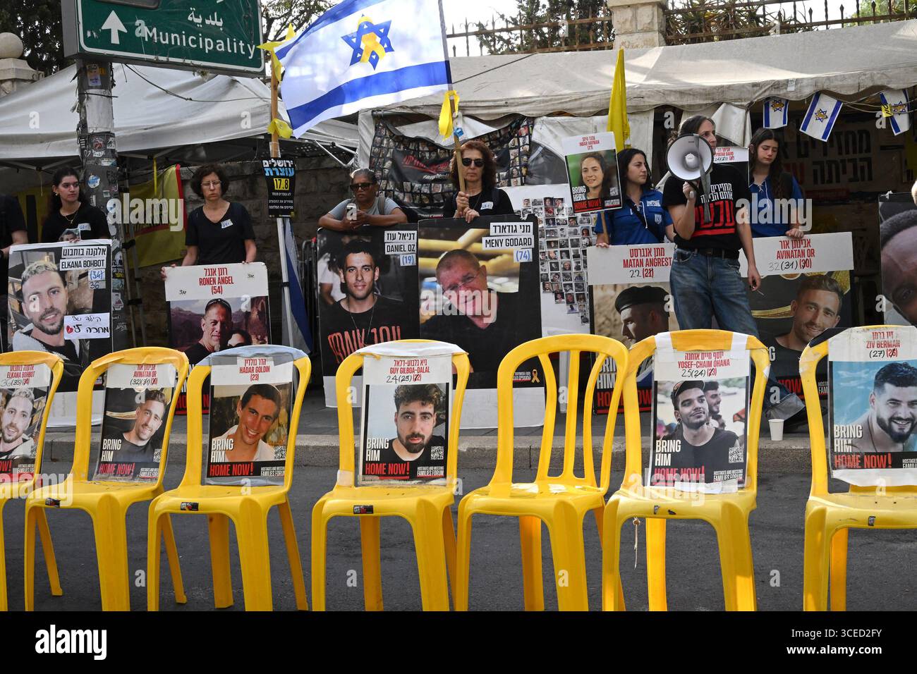 Jérusalem, Cisjordanie. 17 août 2025. Les familles et les partisans des Israéliens retenus en otage par le Hamas à Gaza depuis l’attaque du 7 octobre 2023, prennent part à une grève nationale de protestation réclamant la fin de la guerre et un accord pour libérer les 50 otages, à Jérusalem, le dimanche 17 août 2025. Des dizaines de milliers de personnes ont bloqué les routes principales dans tout Israël exigeant que le premier ministre Benjamin Netanyahou écoute la volonté du peuple et mette fin à la guerre Hamas-Israël. Photo de Debbie Hill/ crédit : UPI/Alamy Live News Banque D'Images Jérusalem, Cisjordanie. 17 août 2025. Les familles et les partisans des Israéliens retenus en otage par le Hamas à Gaza depuis l’attaque du 7 octobre 2023, prennent part à une grève nationale de protestation réclamant la fin de la guerre et un accord pour libérer les 50 otages, à Jérusalem, le dimanche 17 août 2025. Des dizaines de milliers de personnes ont bloqué les routes principales dans tout Israël exigeant que le premier ministre Benjamin Netanyahou écoute la volonté du peuple et mette fin à la guerre Hamas-Israël. Photo de Debbie Hill/ crédit : UPI/Alamy Live News Banque D'Images