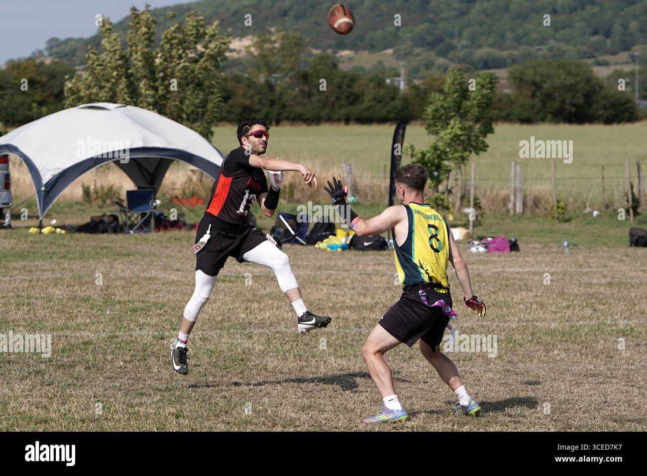 Quarterback masculin blanc passant au Flagapalooza 2025 Flag Football Tournament, Newlands Park, Cheltenham, Royaume-Uni, Banque D'Images