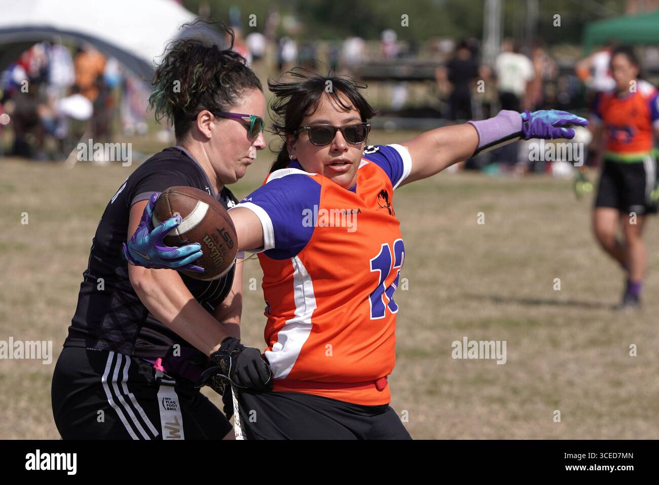 Joueur de football féminin Latina Flag éviter d'être taggé @ Flagapalooza 2025 Flag Football Tournament, Newlands Park, Cheltenham, UK, Banque D'Images
