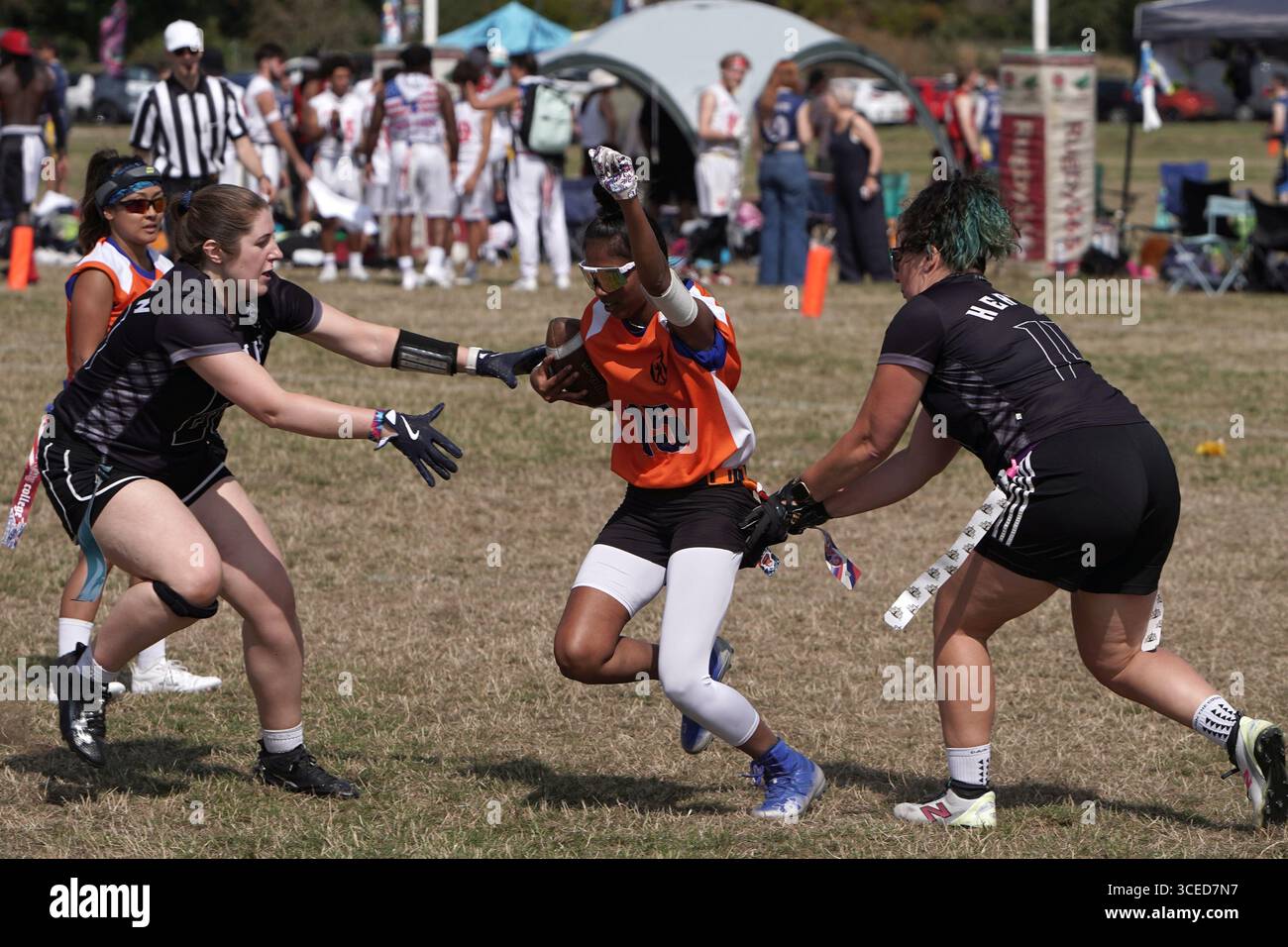 Joueur de football féminin noir drapeau éviter d'être étiqueté @ Flagapalooza 2025 Flag Football Tournament, Newlands Park, Cheltenham, UK, Banque D'Images