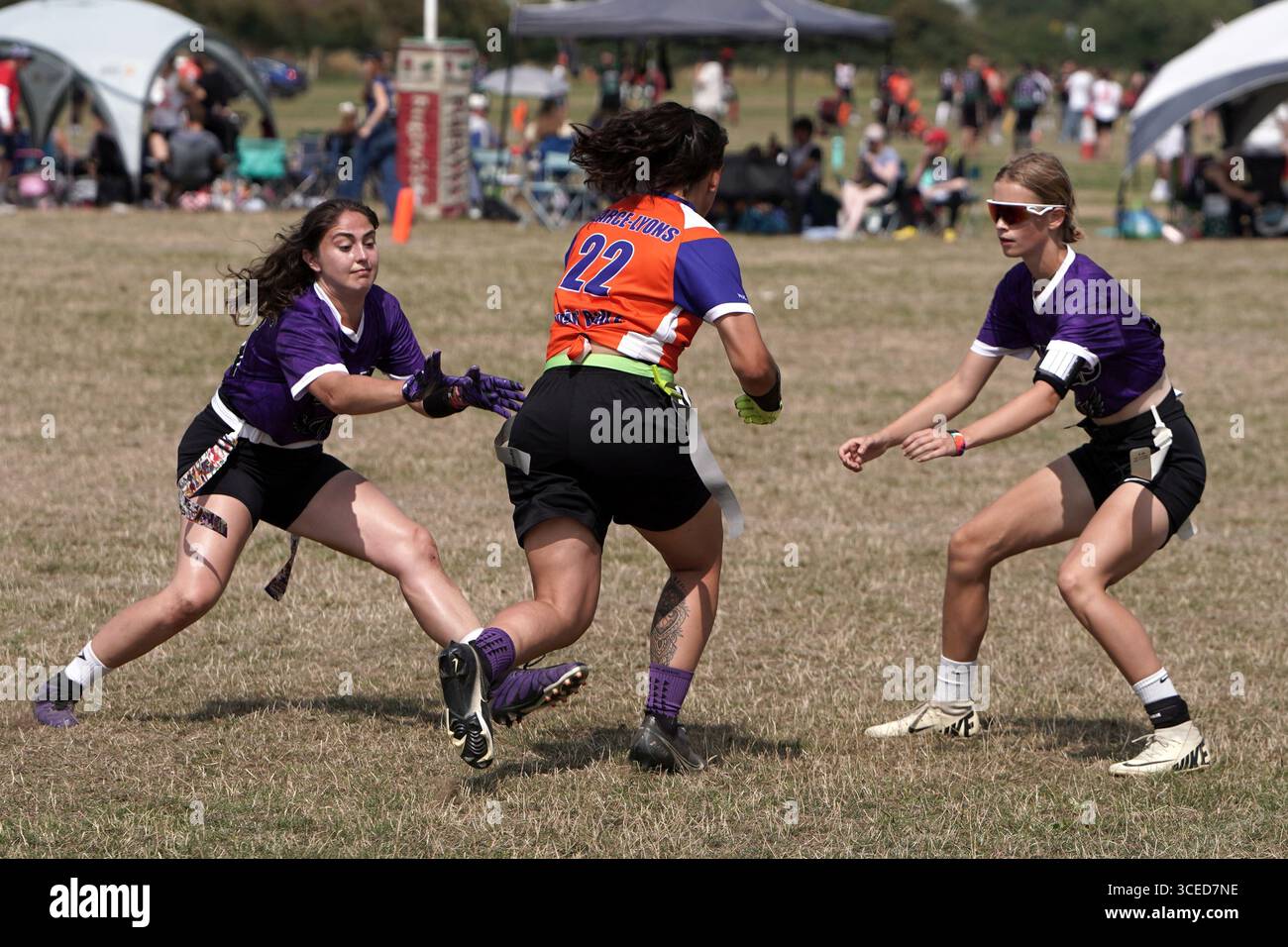Joueur de football de drapeau féminin Latina éviter d'être taggé @ Flagapalooza 2025 Flag Football Tournament, Newlands Park, Cheltenham, UK, Banque D'Images
