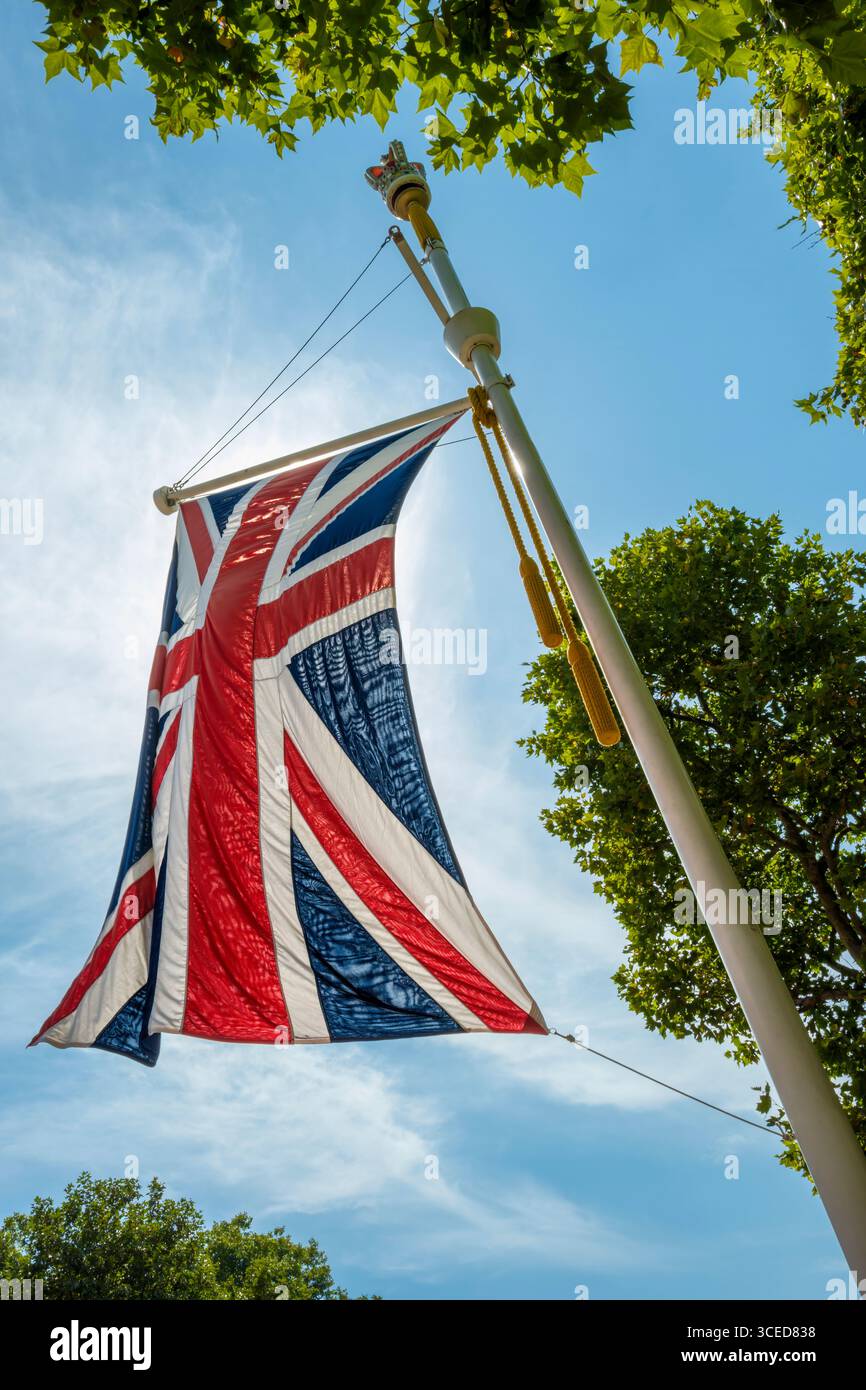 Londres, Angleterre - L'un des nombreux Union Jacks qui bordent le Mall sur le chemin vers Buckingham Palace dans le centre de Londres. Banque D'Images