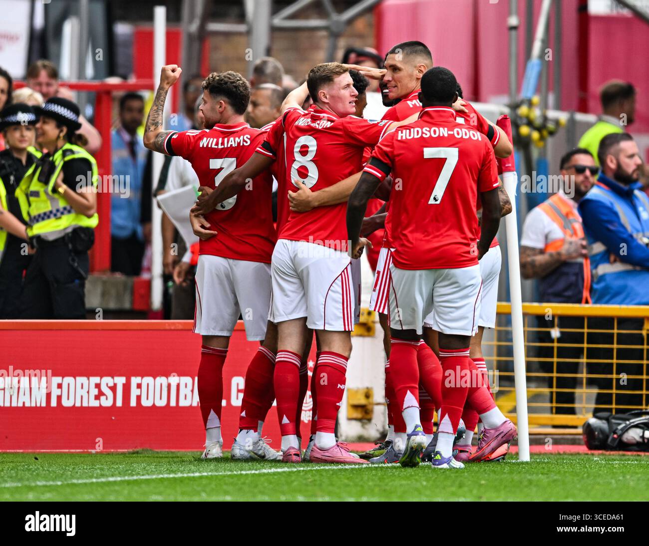 The City Ground, Nottingham, Royaume-Uni. 17 août 2025. Premier League Football, PL, Nottingham Forest contre Brentford ; Chris Wood de Nottingham Forest célèbre avec ses coéquipiers après avoir marqué à la 5e minute pour 1-0 crédit : action plus Sports/Alamy Live News Banque D'Images