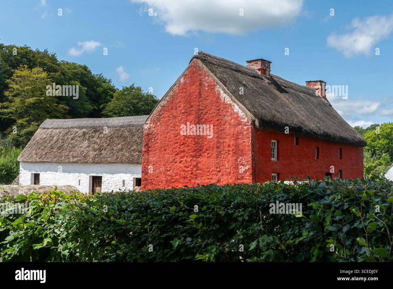 Musée national d'histoire de St Fagans, un musée en plein air dans le sud du pays de Galles, Royaume-Uni, et une attraction touristique populaire. Vue sur Kennixton Farmhouse Banque D'Images
