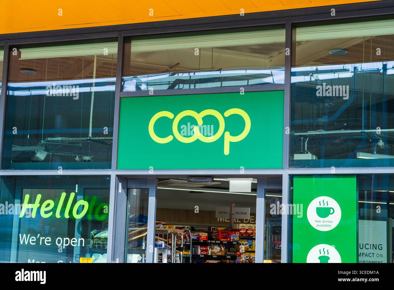 Wolverhampton, Royaume-Uni - 13 août 2025 : façade du supermarché Coop avec le logo en forme de trèfle Banque D'Images