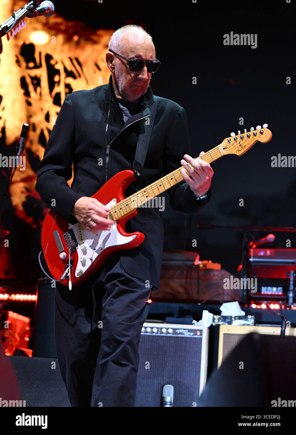 Sunrise FL, États-Unis. 16 août 2025. Pete Townshend de The Who joue lors de la soirée d'ouverture de la tournée d'adieu de la chanson Is Over North America à l'Amerant Bank Arena le 16 août 2025 à Sunrise, en Floride. Crédit : Mpi04/Media Punch/Alamy Live News Banque D'Images