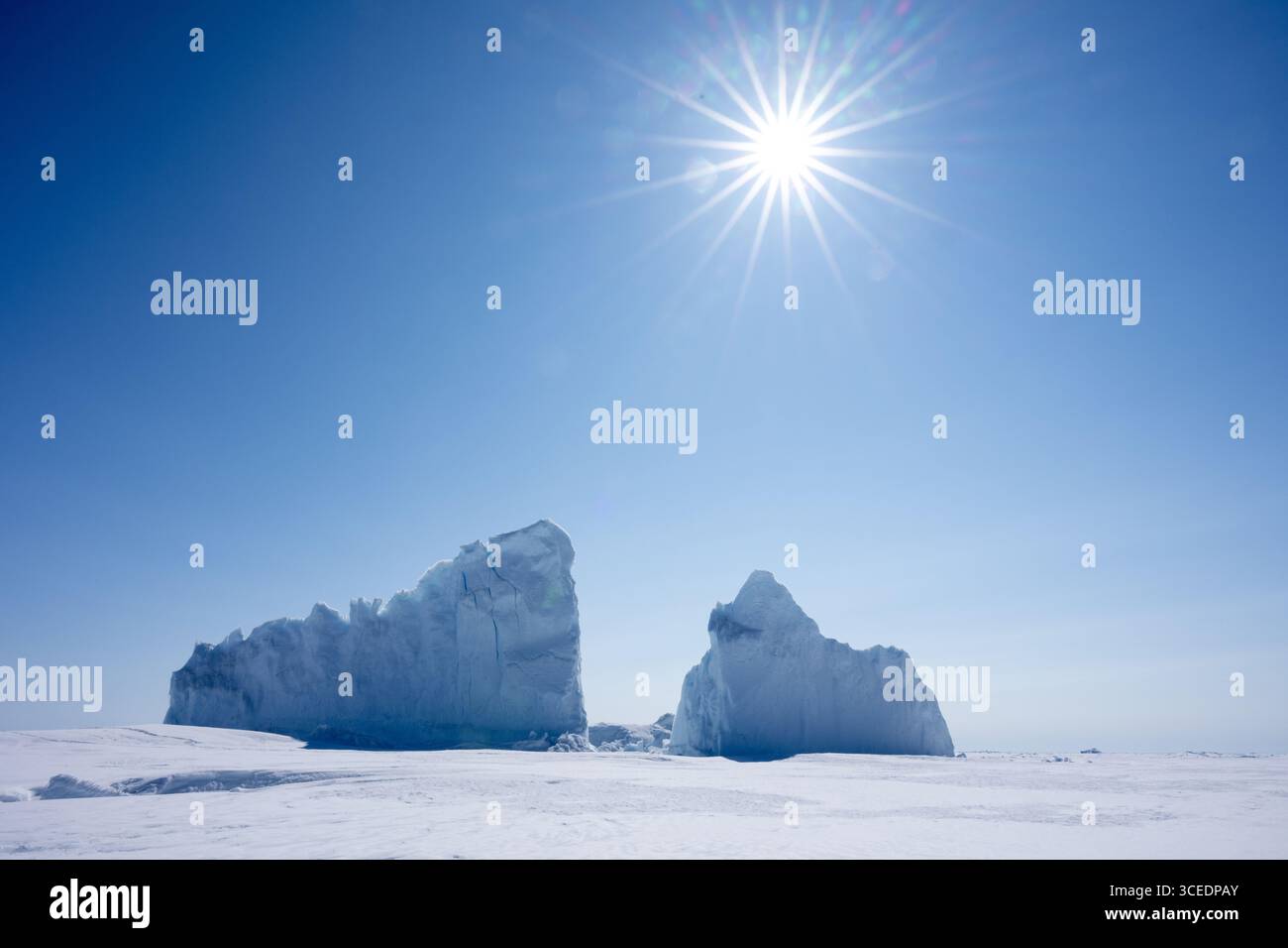 Parc national du nord-est du Groenland, le plus grand parc national du monde. Le seul parc national du Groenland. Iceberg cloué au sol avec rafale de soleil. Banque D'Images