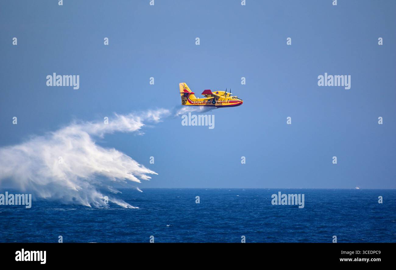 Photo du fichier : Monte Carlo, Monaco. 17 août 2025. Un bombardier à eau français sécurité civile Canadair CL-415 effectue un largage à basse altitude au-dessus de la mer. L’avion fait partie de la flotte aérienne de lutte contre les incendies de la France, qui a été surveillée cet été au milieu d’une série de feux de forêt massifs dans le sud de la France. Plusieurs pays méditerranéens luttent également contre des incendies destructeurs, intensifiant le débat dans les médias français sur le nombre insuffisant de Canadairs disponibles pour répondre à des incendies de forêt de plus en plus fréquents et graves dans les régions sujettes à la sécheresse. Crédit : Kevin Izorce/Alamy Live News Banque D'Images