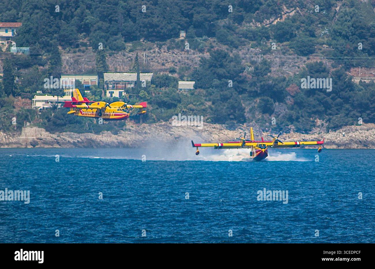 Photo du fichier : Monte Carlo, Monaco. 17 août 2025. Un bombardier à eau français de sécurité civile Canadair CL-415 écume la surface de la mer pour ramasser de l'eau dans des réservoirs alors qu'un deuxième s'approche pour la même manœuvre. Les avions font partie de la flotte aérienne de lutte contre les incendies de la France, qui a fait l’objet d’un examen minutieux cet été au milieu d’une série de feux de forêt massifs dans le sud de la France. Plusieurs pays méditerranéens luttent également contre des incendies destructeurs, intensifiant le débat dans les médias français sur le nombre insuffisant de Canadairs disponibles pour répondre à des incendies de forêt de plus en plus fréquents et graves. Crédit : Kevin Izorce/Alamy Live News Banque D'Images