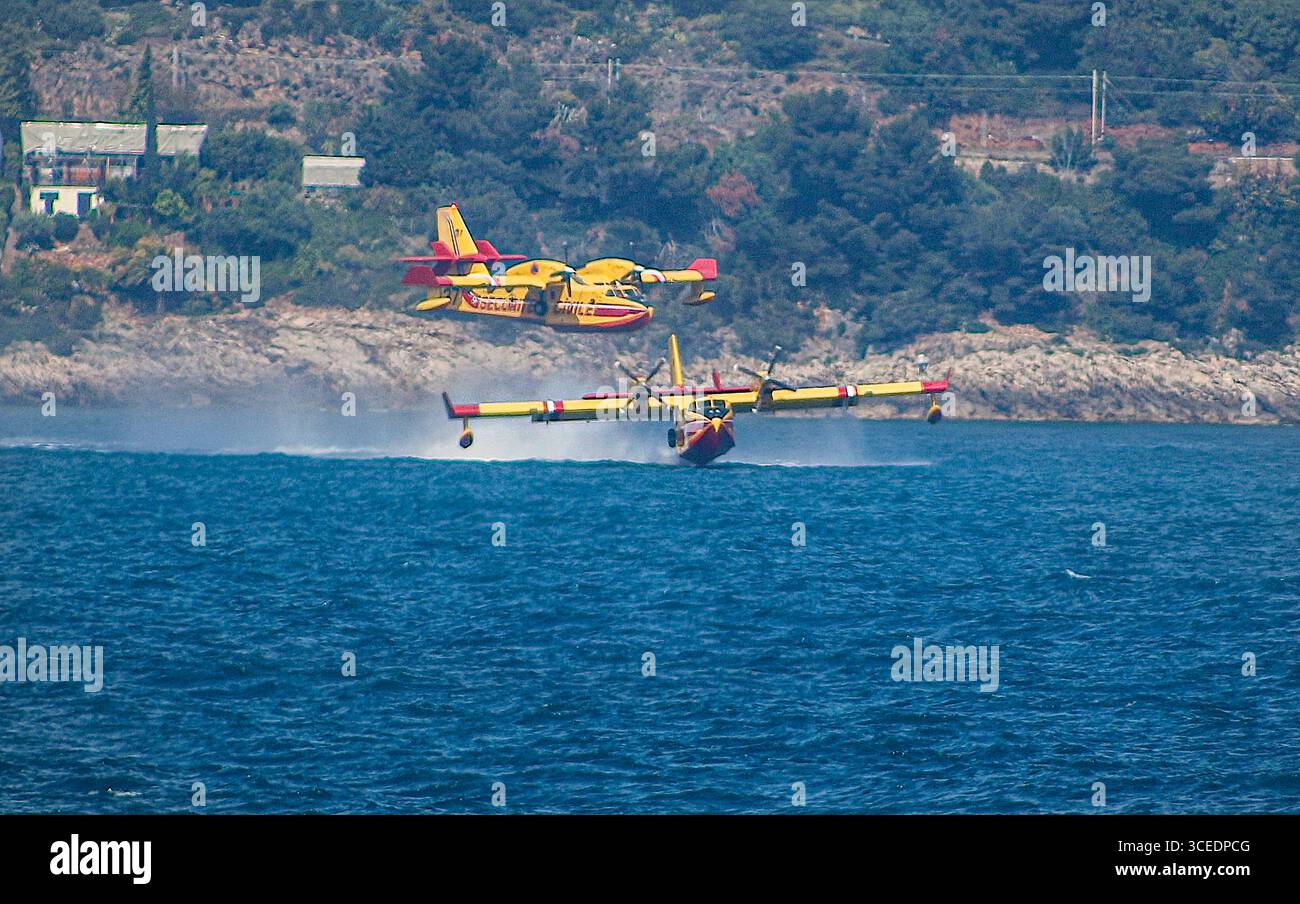 Photo du fichier : Monte Carlo, Monaco. 17 août 2025. Un bombardier à eau français de sécurité civile Canadair CL-415 écume la surface de la mer pour ramasser de l'eau dans des réservoirs alors qu'un deuxième s'approche pour la même manœuvre. Les avions font partie de la flotte aérienne de lutte contre les incendies de la France, qui a fait l’objet d’un examen minutieux cet été au milieu d’une série de feux de forêt massifs dans le sud de la France. Plusieurs pays méditerranéens luttent également contre des incendies destructeurs, intensifiant le débat dans les médias français sur le nombre insuffisant de Canadairs disponibles pour répondre à des incendies de forêt de plus en plus fréquents et graves. Crédit : Kevin Izorce/Alamy Live News Banque D'Images
